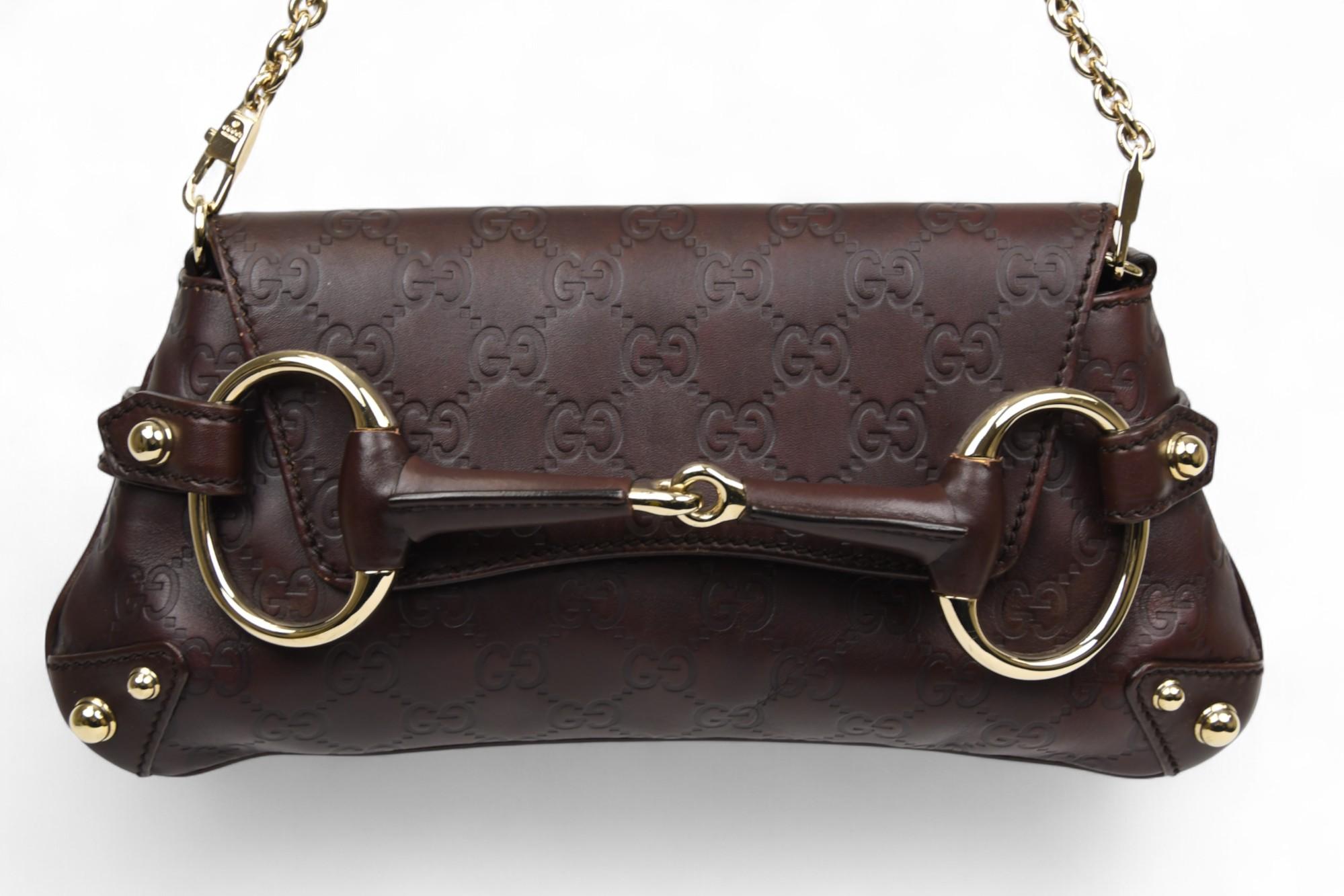 Noir Gucci Guccissima Petite pochette à chaîne en mors de cheval Cuir embossé chocolat en vente