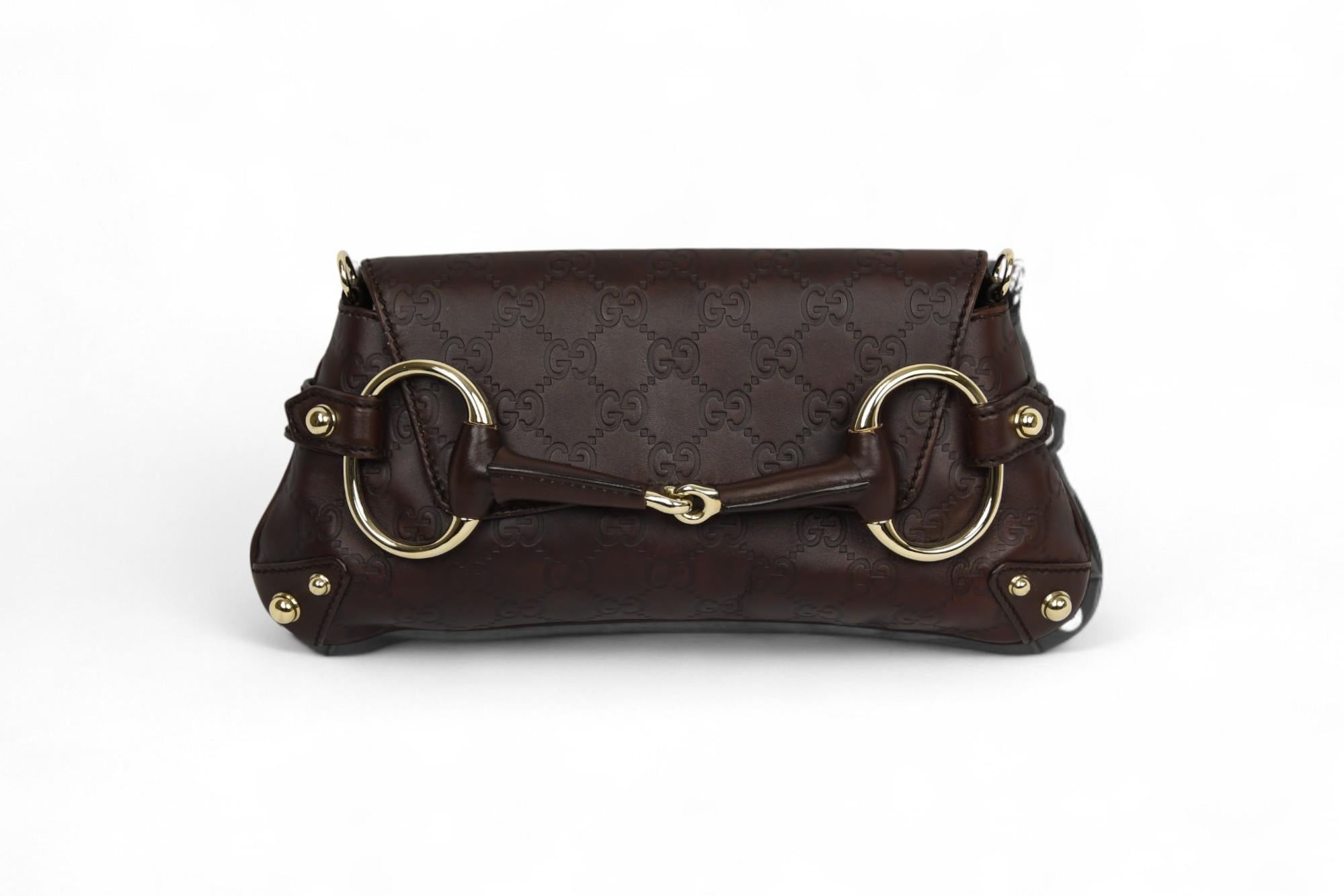 Gucci Guccissima Petite pochette à chaîne en mors de cheval Cuir embossé chocolat en vente 1