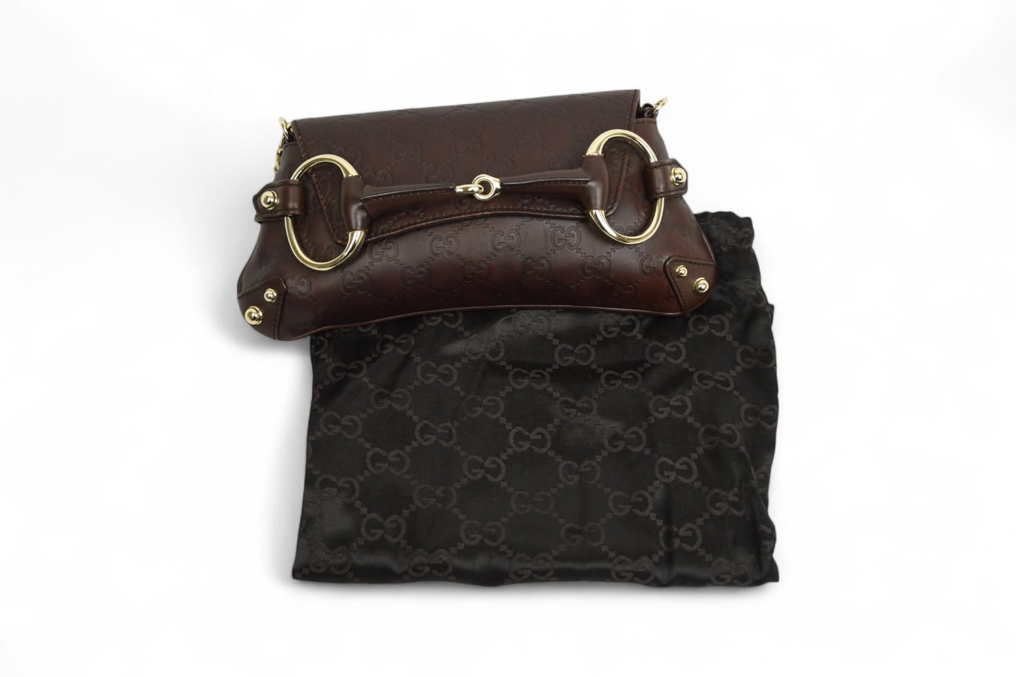 Gucci Guccissima Petite pochette à chaîne en mors de cheval Cuir embossé chocolat en vente 5