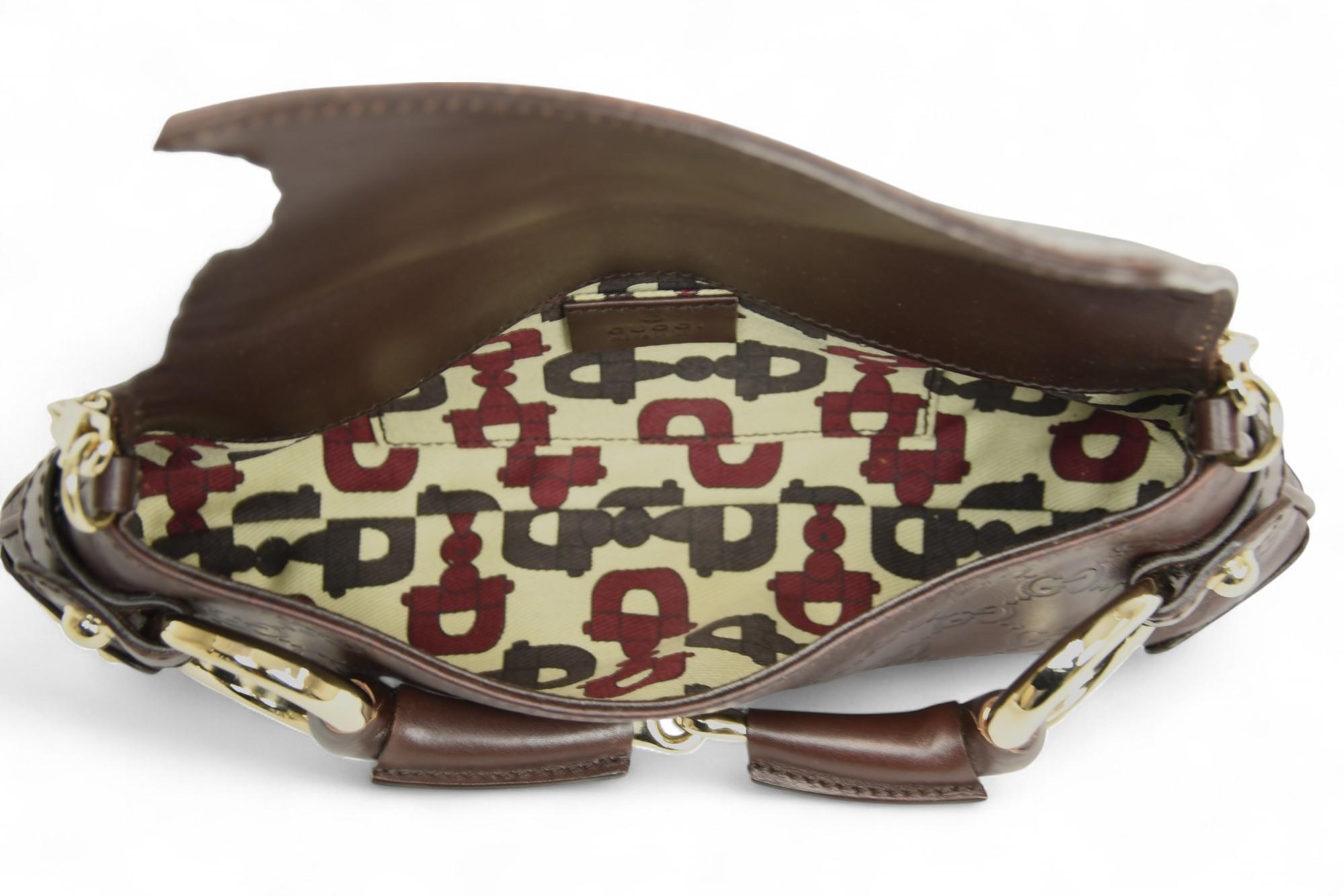 Gucci Guccissima Petite pochette à chaîne en mors de cheval Cuir embossé chocolat en vente 3