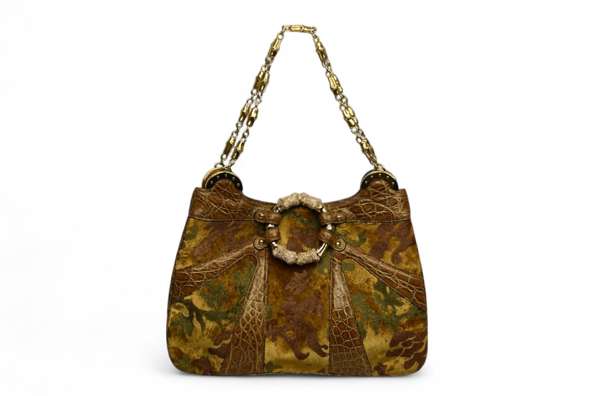 Questo gioiello dell'era Tom Ford for Gucci, questa borsa da sera tempestata di cristalli è l'epitome del lusso high-glamour. Caratterizzato da strass scintillanti che scendono a cascata in una scenografica frangia di perline dorate, cattura