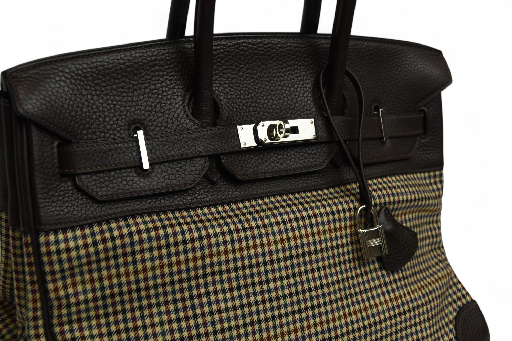 Variante eccezionalmente rara e raffinata dell'iconica Birkin, questa Hermès 35 fonde il fascino del patrimonio storico con l'elevata maestria artigianale parigina. Il corpo principale è realizzato in tessuto di lana pied-de-poule multicolore che