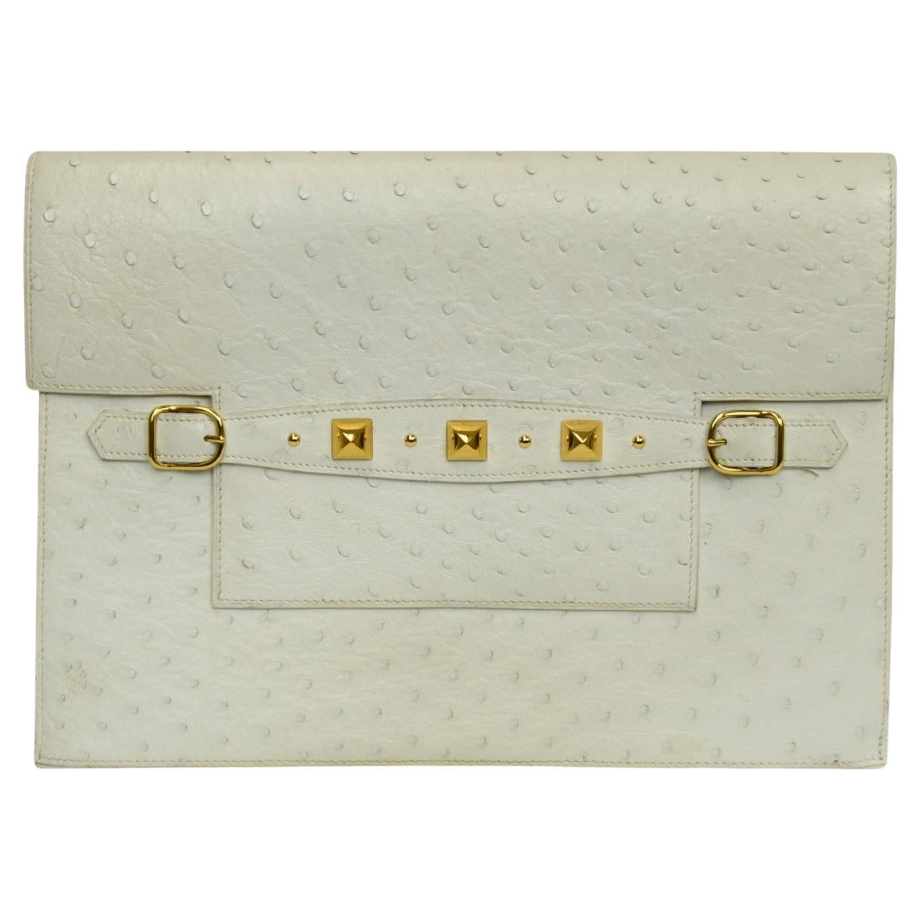 Hermès Weißer Strauß Pre-Médor Clutch  Gold Pyramide Stud Detail im Angebot