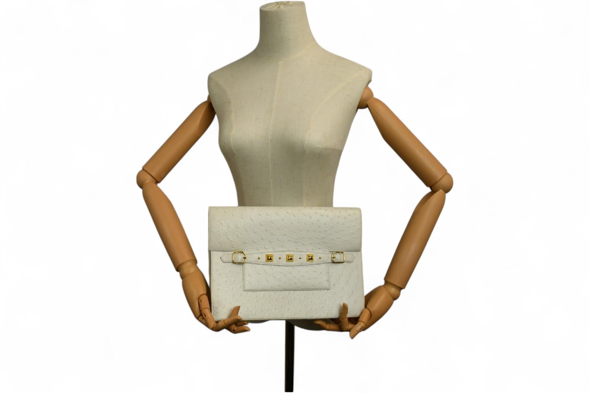 Hermès Weißer Strauß Pre-Médor Clutch  Gold Pyramide Stud Detail (Beige) im Angebot