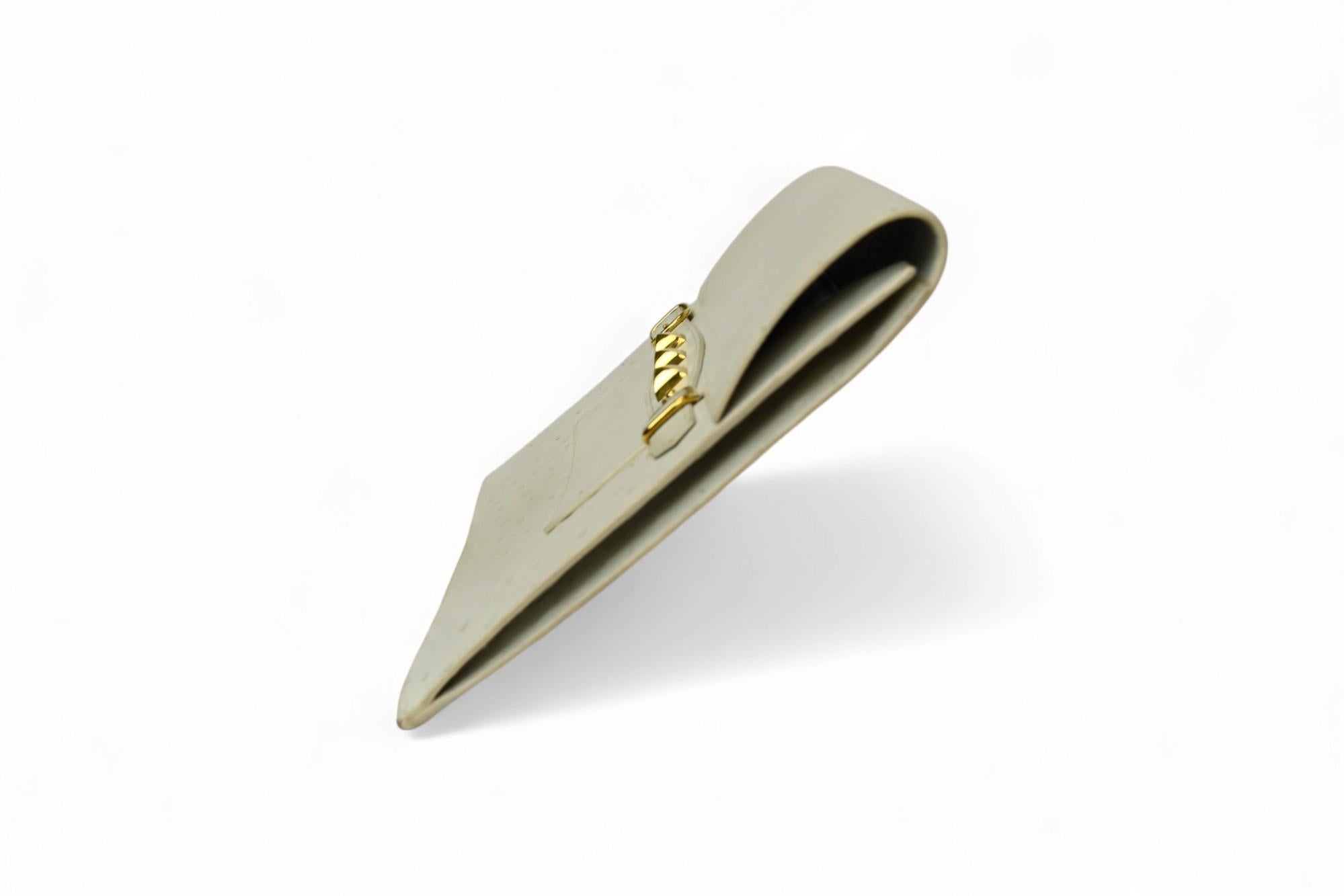 Hermès Weißer Strauß Pre-Médor Clutch  Gold Pyramide Stud Detail Damen im Angebot