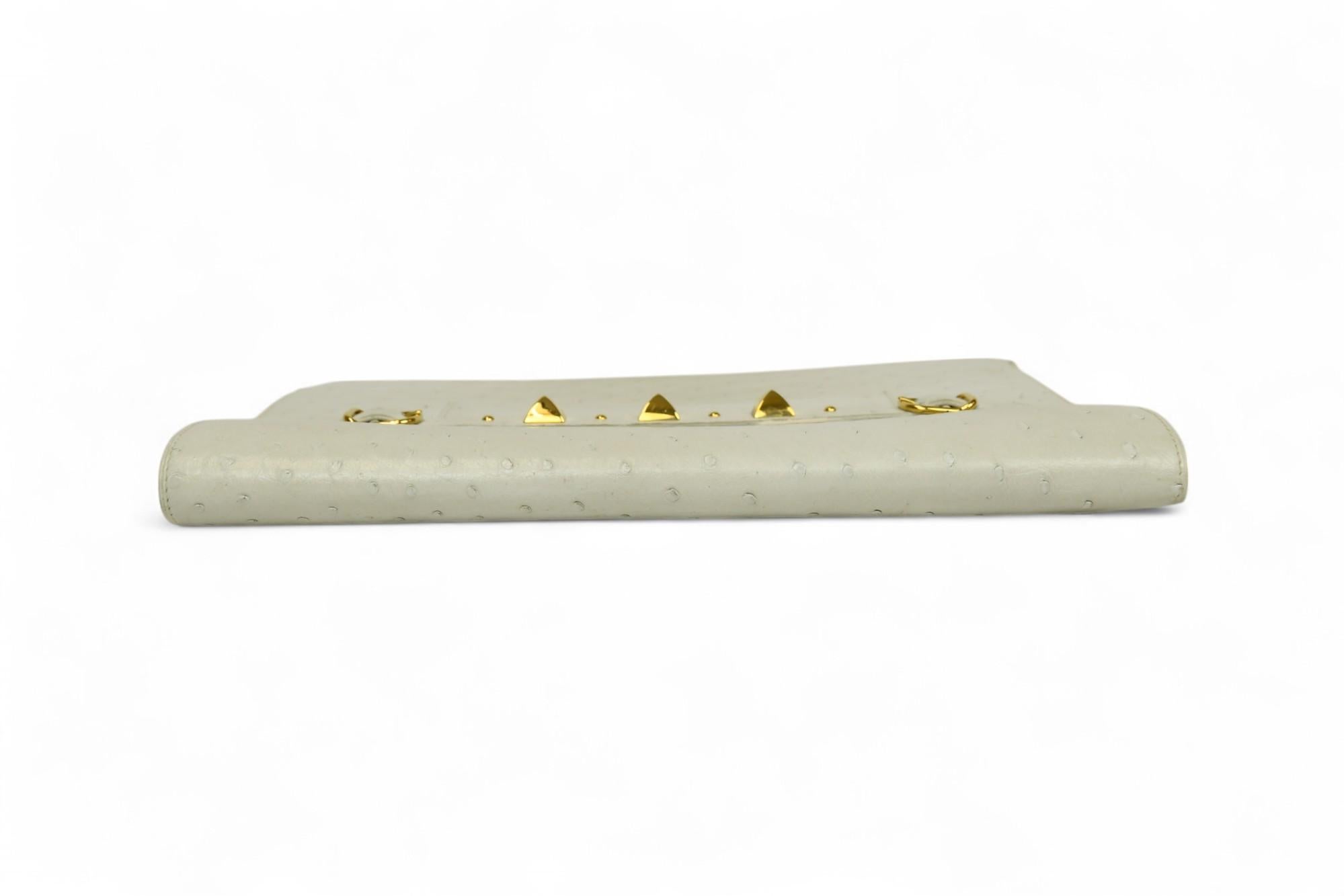 Hermès Weißer Strauß Pre-Médor Clutch  Gold Pyramide Stud Detail im Angebot 2