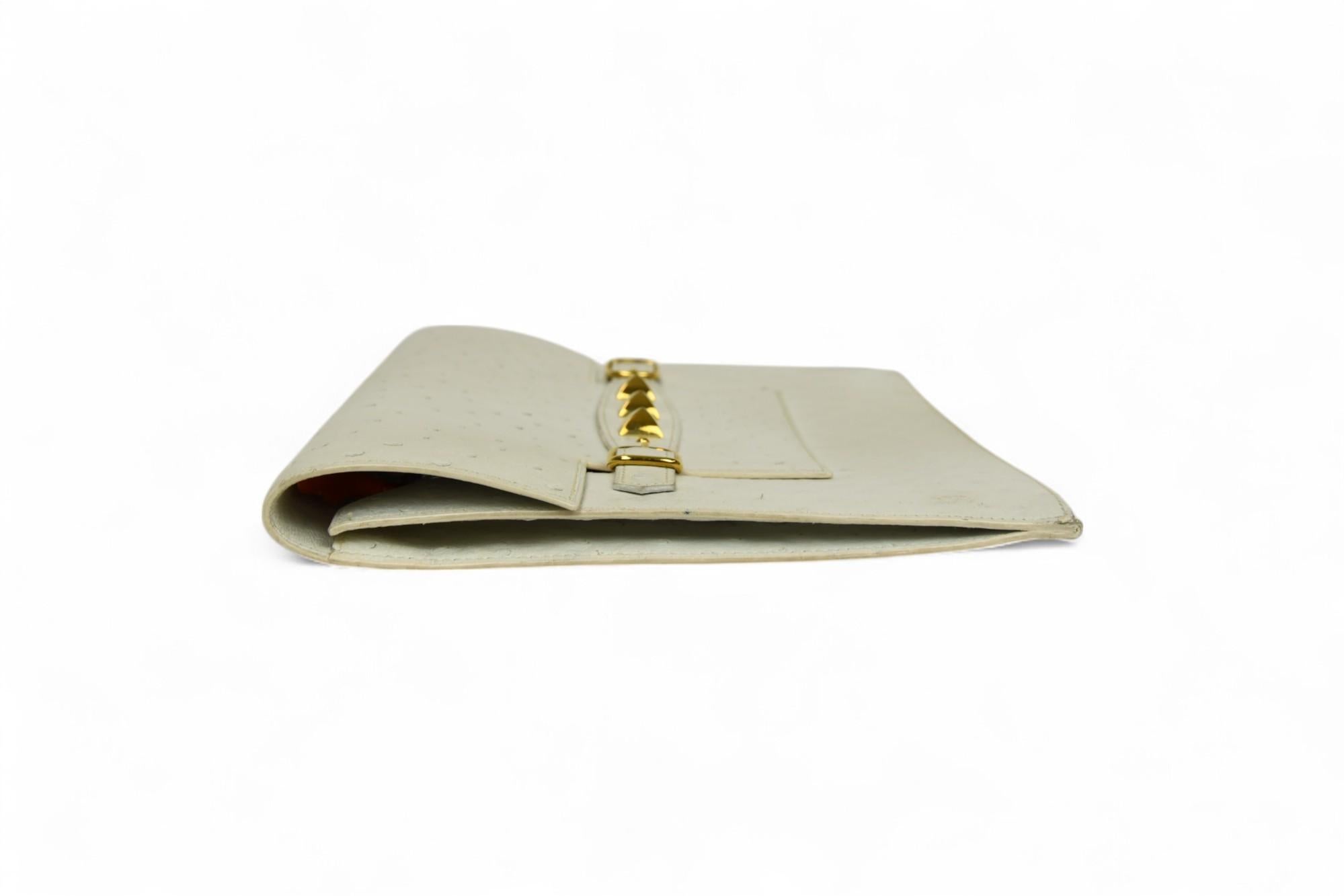Hermès Weißer Strauß Pre-Médor Clutch  Gold Pyramide Stud Detail im Angebot 4