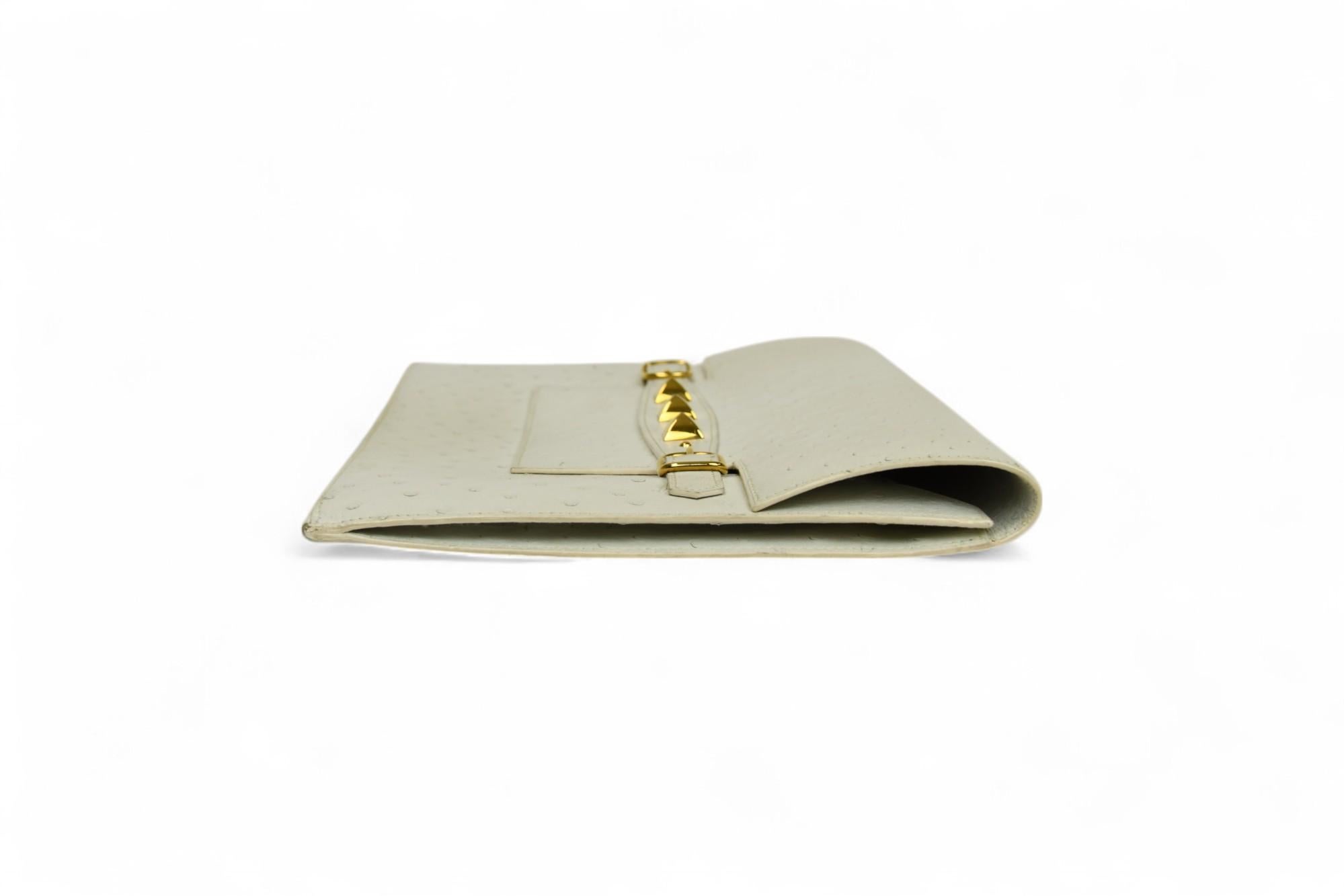 Hermès Weißer Strauß Pre-Médor Clutch  Gold Pyramide Stud Detail im Angebot 3