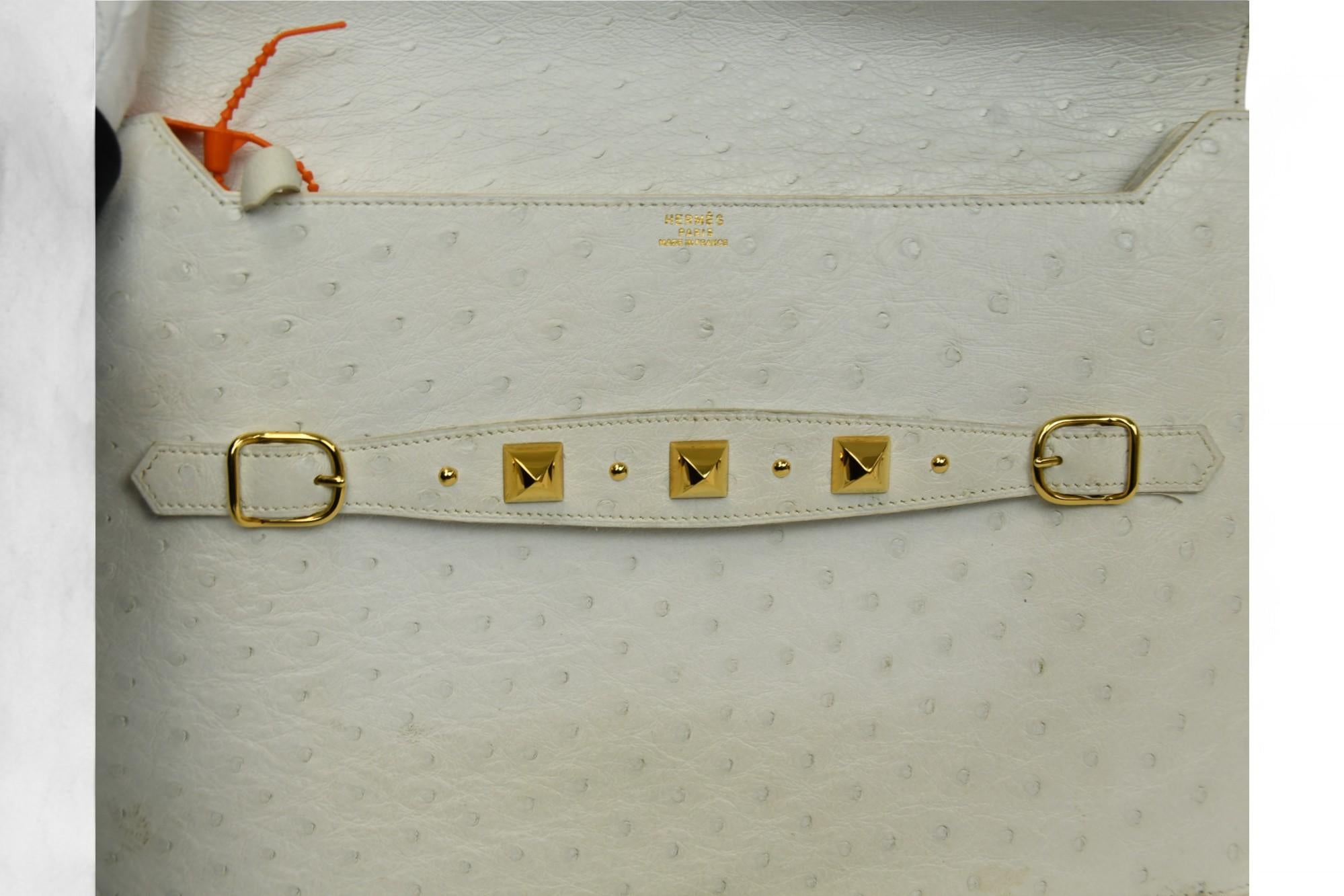 Hermès Weißer Strauß Pre-Médor Clutch  Gold Pyramide Stud Detail im Angebot 5