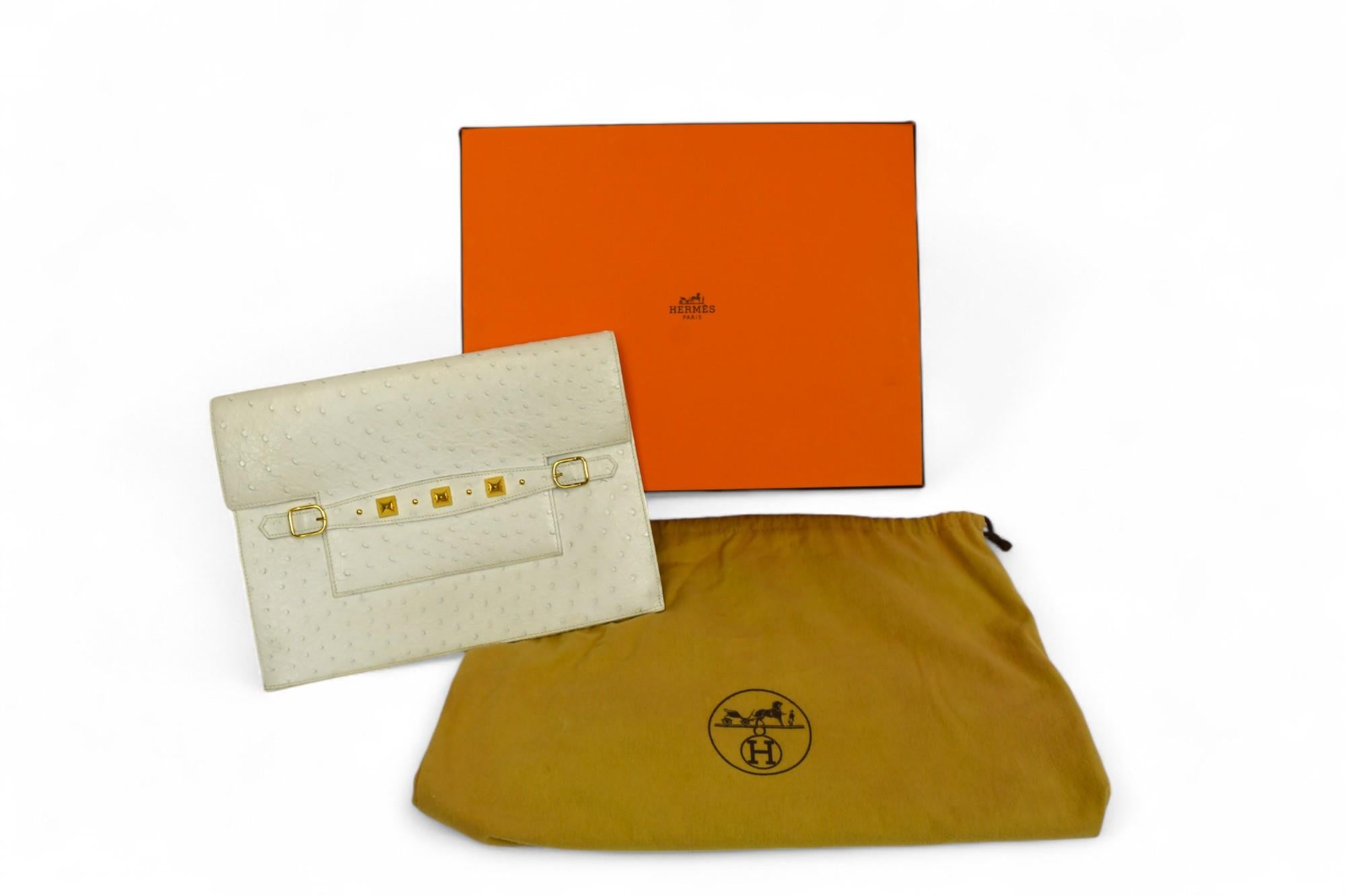 Hermès Weißer Strauß Pre-Médor Clutch  Gold Pyramide Stud Detail im Angebot 8