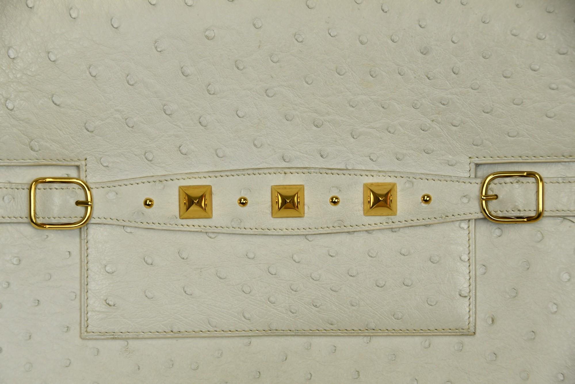 Hermès Weißer Strauß Pre-Médor Clutch  Gold Pyramide Stud Detail im Angebot 9