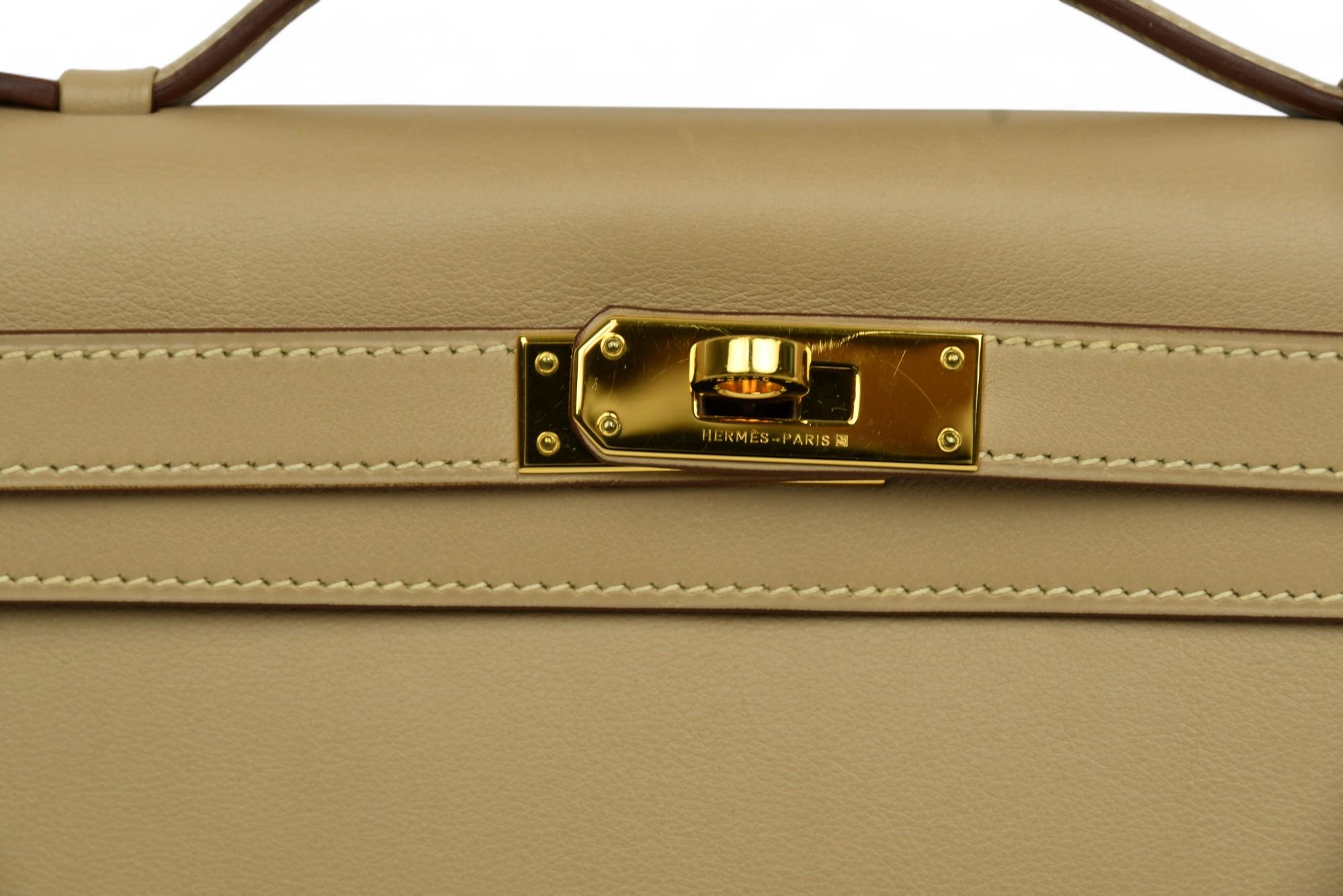 Questa autentica Pochette Kelly Longue di Hermès è realizzata in morbida pelle Parchemin Swift, una morbida tonalità beige che emana un'eleganza senza tempo. Modellata sulla base dell'iconica borsa Kelly, questa pochette aerodinamica presenta