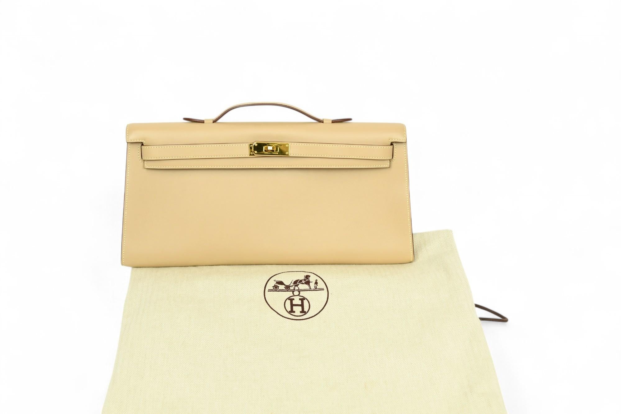 Hermès Swift Kelly Longue Clutch Pochette Parchemin  HW dorato e serratura classica In condizioni buone in vendita a West Hartford, CT