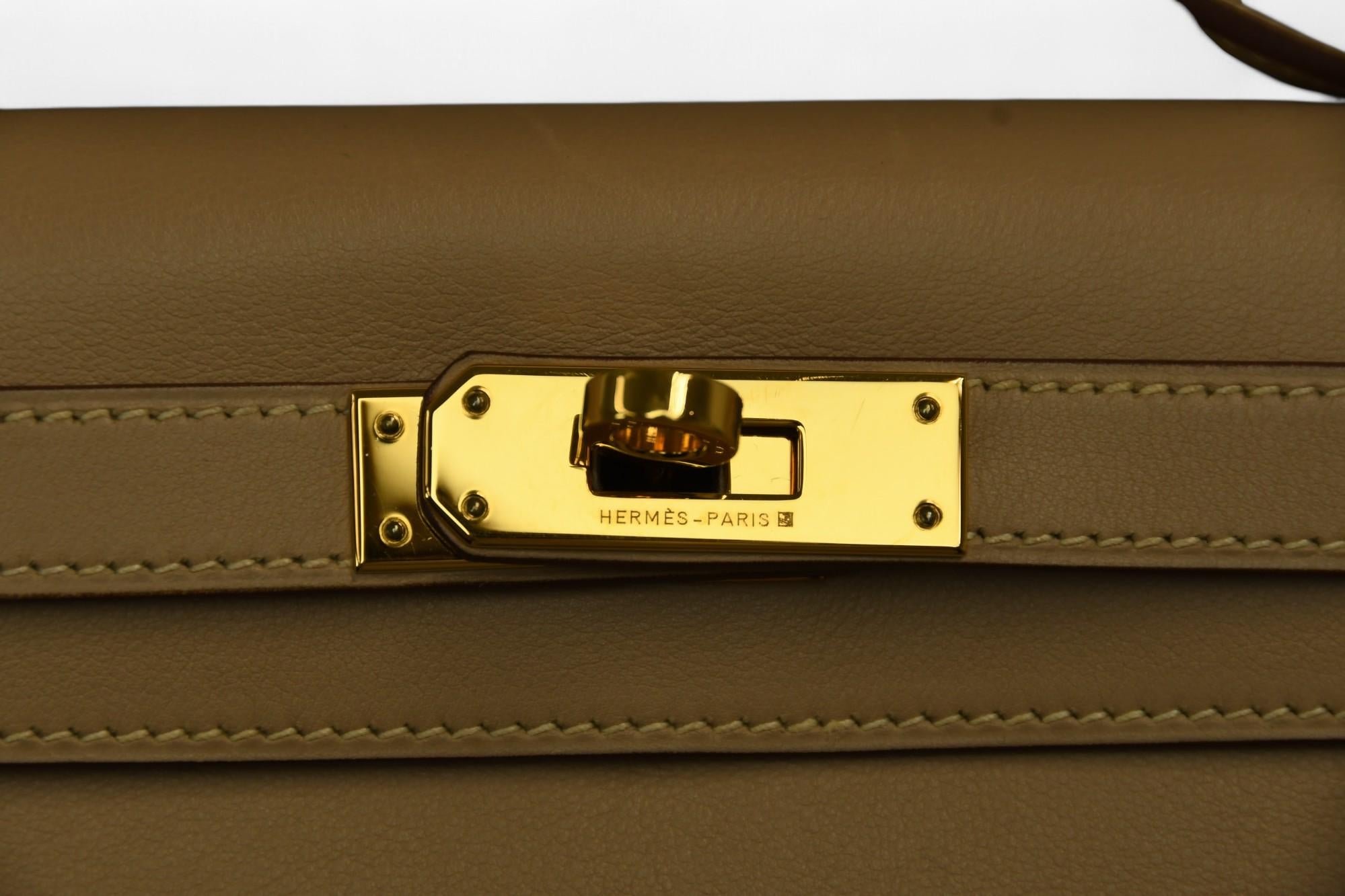 Hermès Swift Kelly Longue Clutch Pochette Parchemin  HW dorato e serratura classica in vendita 4