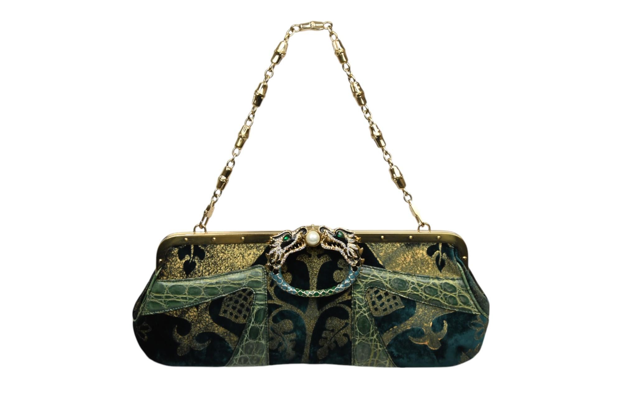 Questa rarissima borsa Dionysus di Gucci proviene dall'iconica collezione Autunno/Inverno 2004, disegnata sotto la visionaria direzione di Tom Ford. Incarnazione del glamour massimalista di Ford, questo pezzo in edizione limitata è caratterizzato da