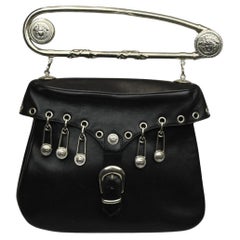 Gianni Versace Medusa Charm Sicherheitsnadel Tasche  Vintage Punk-inspirierte Umhängetasche