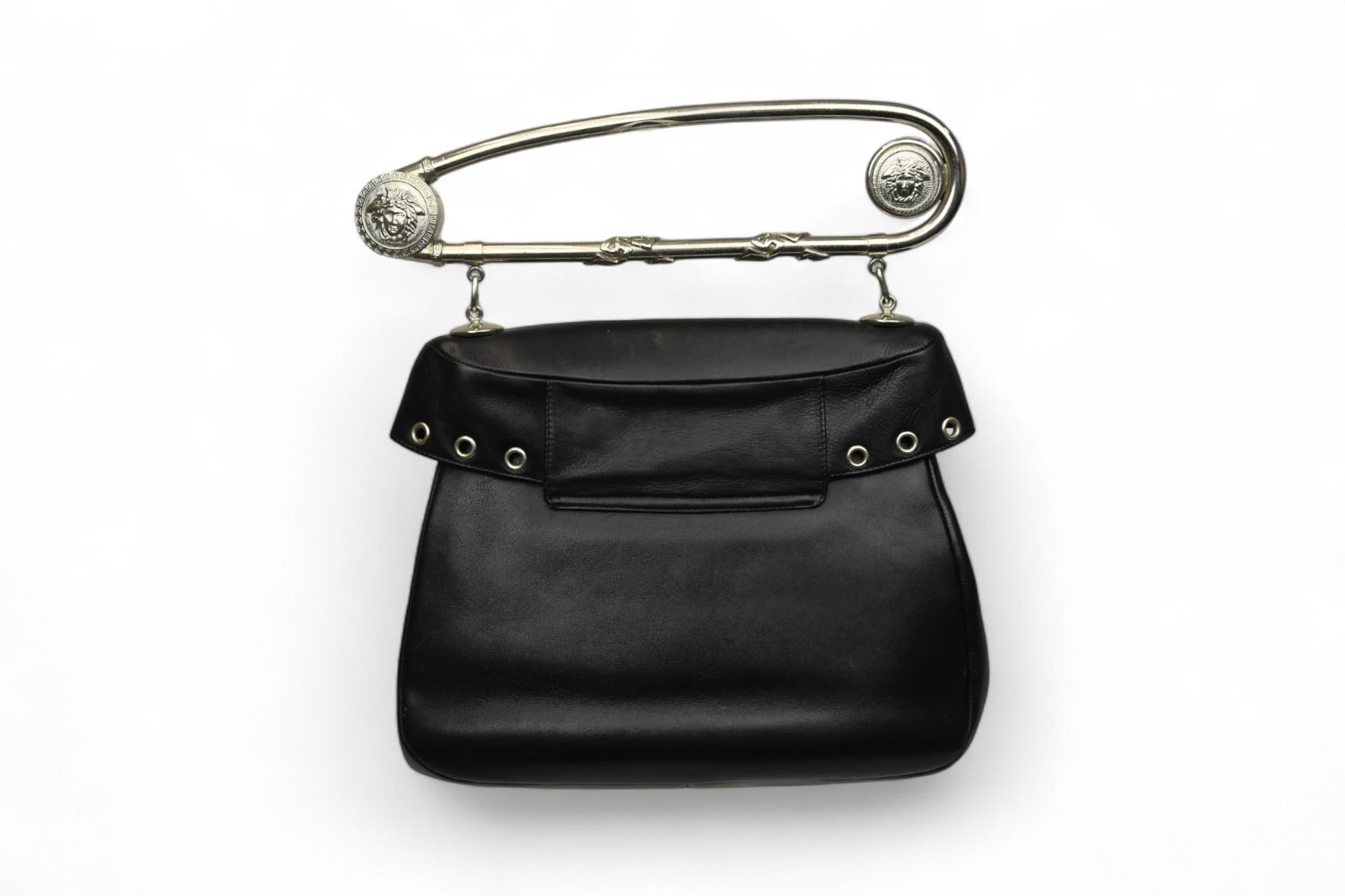 Gianni Versace Sac à épingles à nourrice avec charme Medusa  Sac à bandoulière vintage inspiré du punk en vente 1