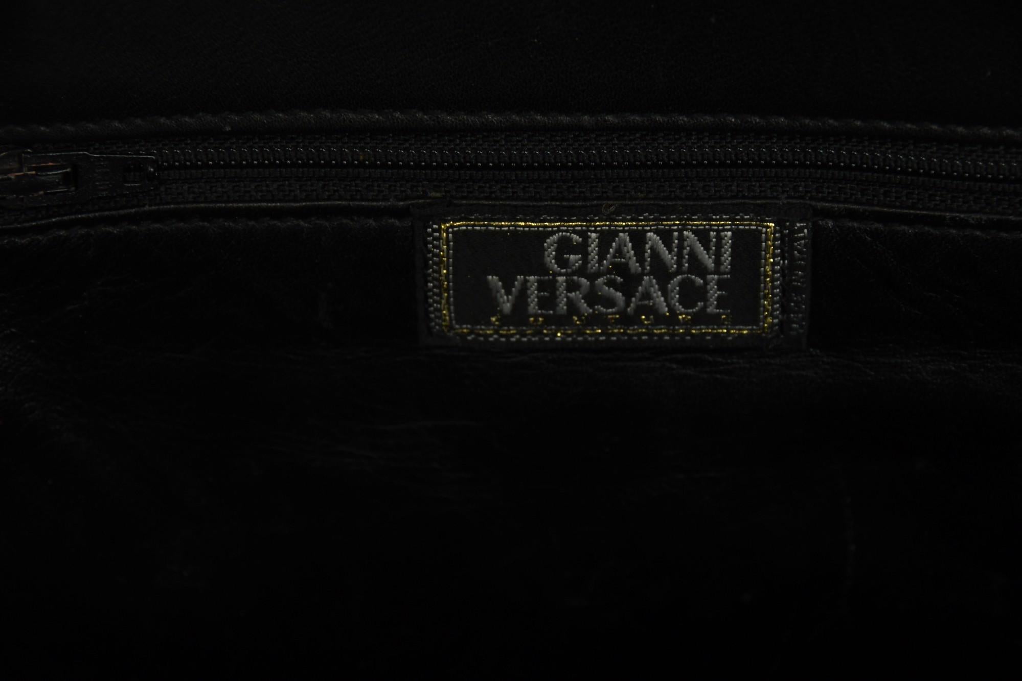 Gianni Versace Sac à épingles à nourrice avec charme Medusa  Sac à bandoulière vintage inspiré du punk en vente 2