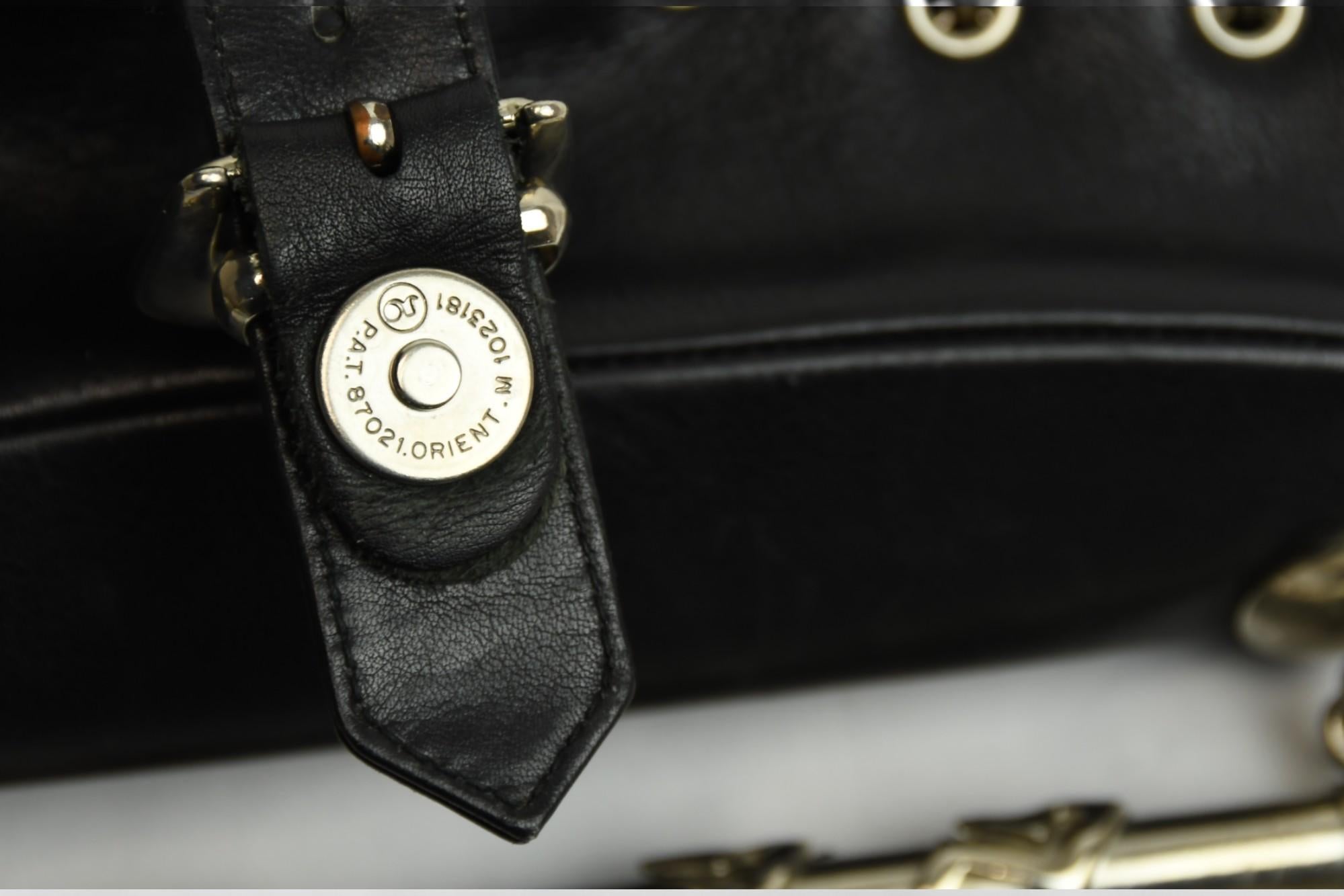 Gianni Versace Sac à épingles à nourrice avec charme Medusa  Sac à bandoulière vintage inspiré du punk en vente 3