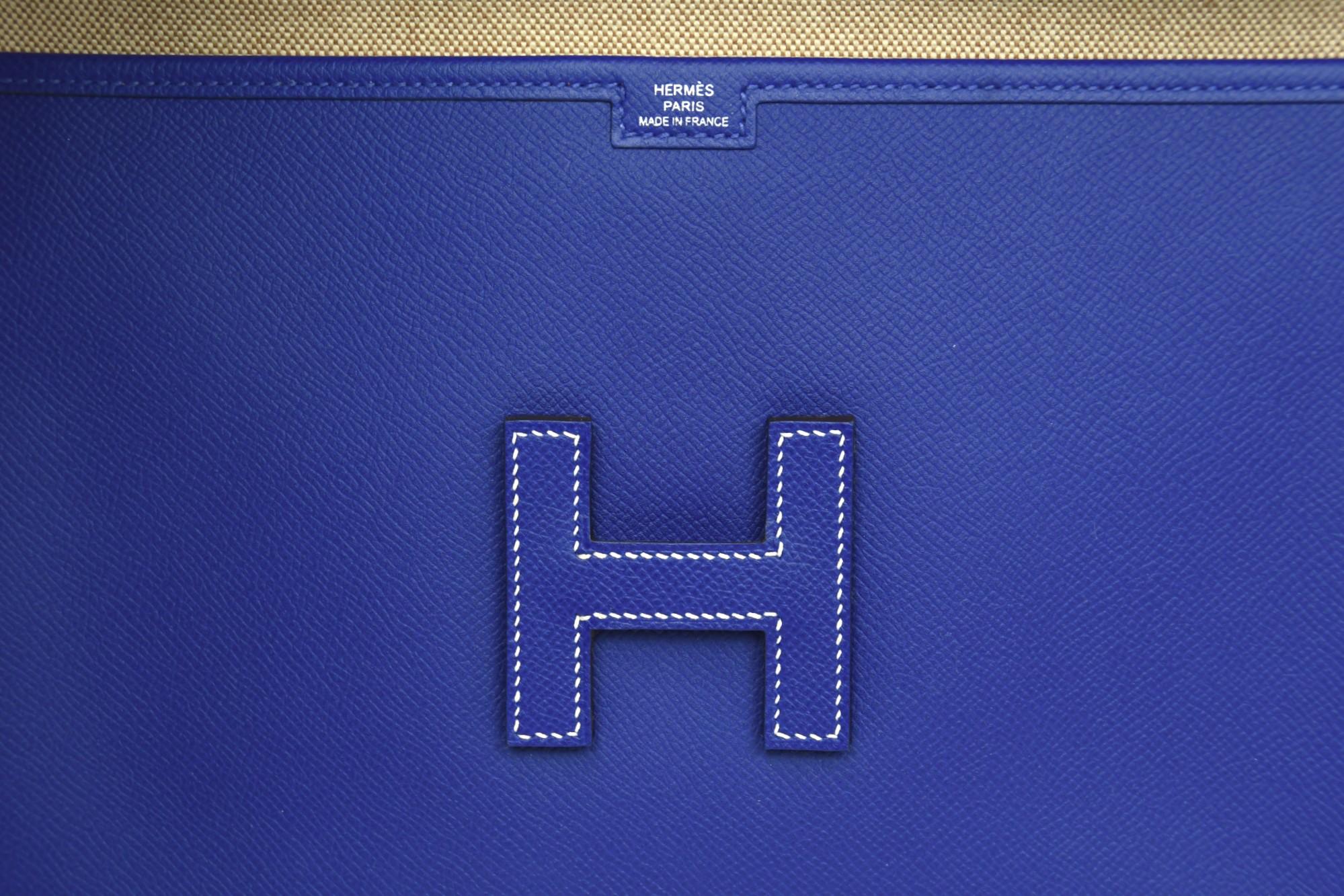 Pochette Hermès Bleu Electrique Epsom in pelle Jige PM  Dettaglio chiusura H. H. in vendita 1