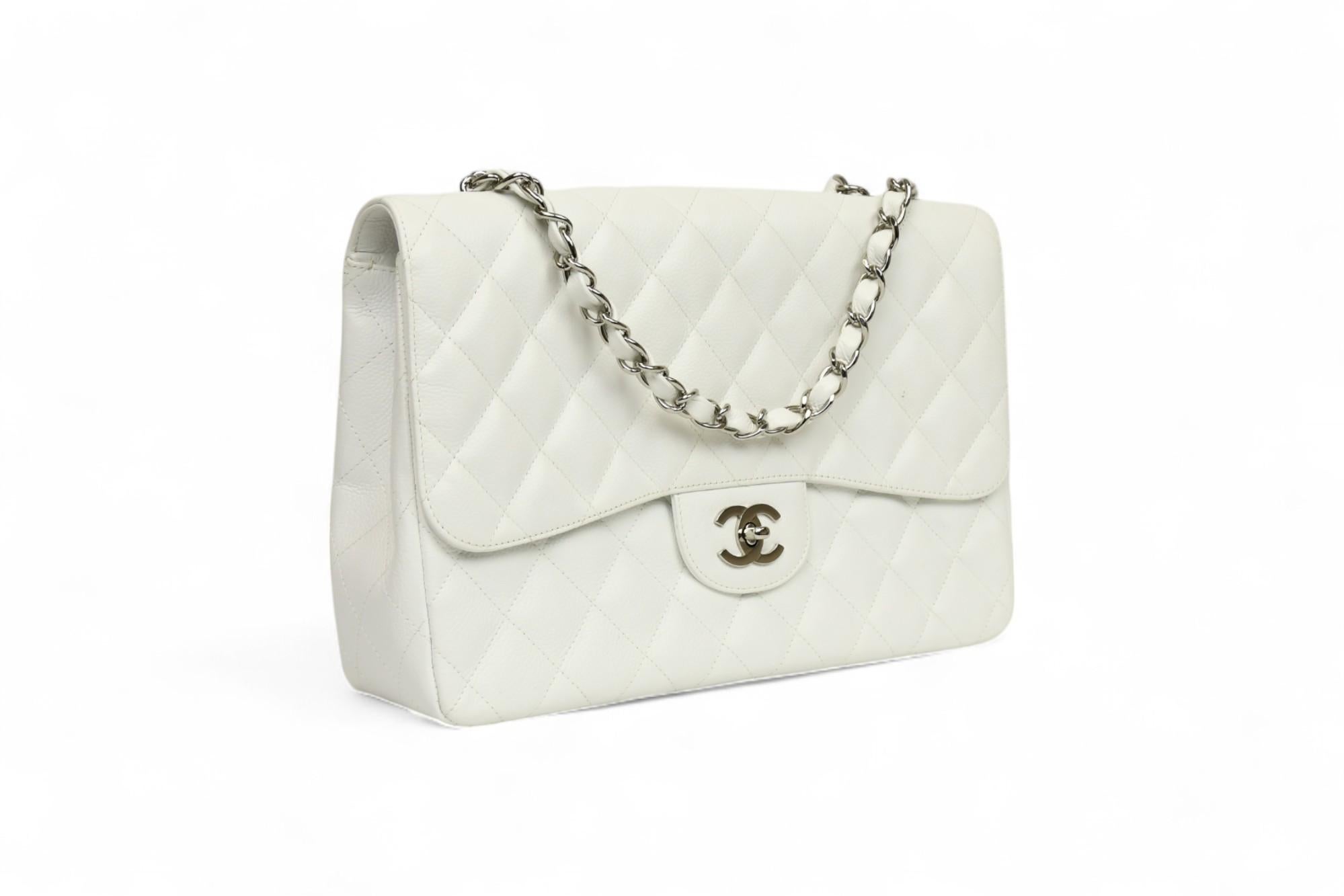 Chanel - Sac classique à rabat en cuir blanc caviar matelassé  Quincaillerie en argent Bon état - En vente à West Hartford, CT