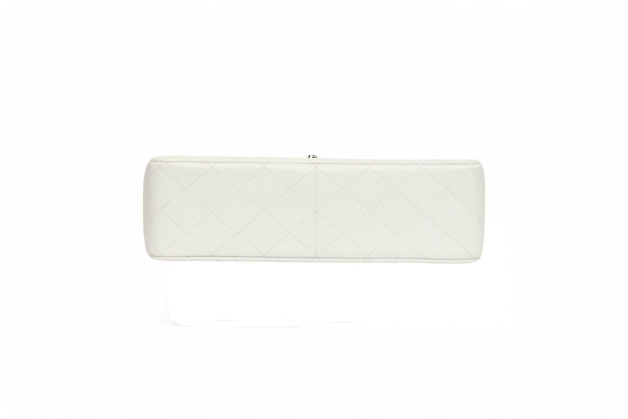 Chanel - Sac classique à rabat en cuir blanc caviar matelassé  Quincaillerie en argent Pour femmes en vente