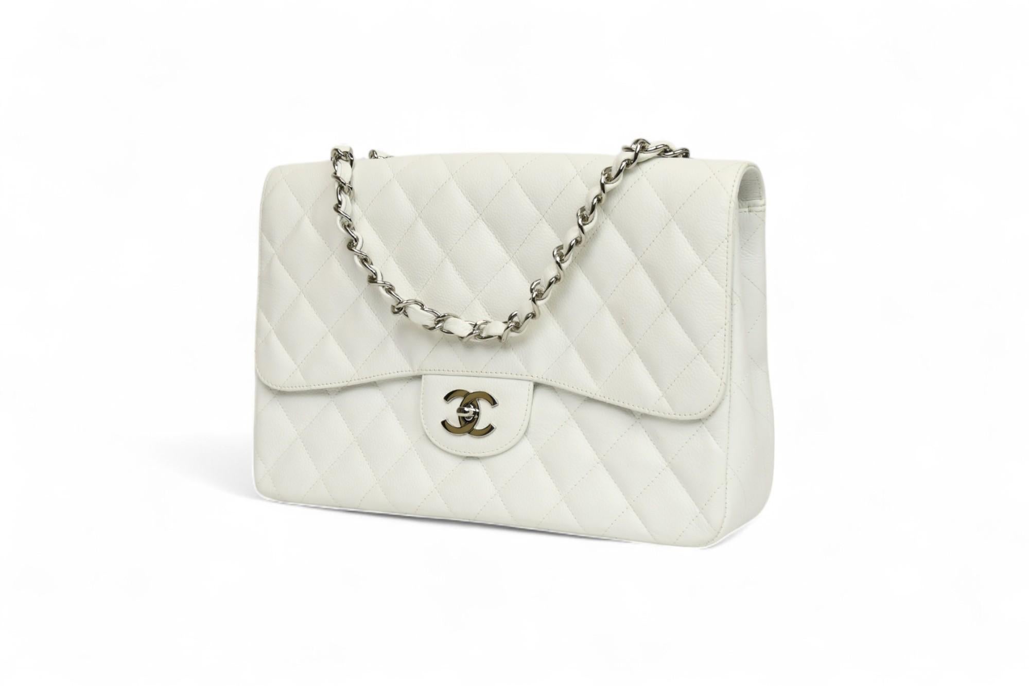 Gris Chanel - Sac classique à rabat en cuir blanc caviar matelassé  Quincaillerie en argent en vente