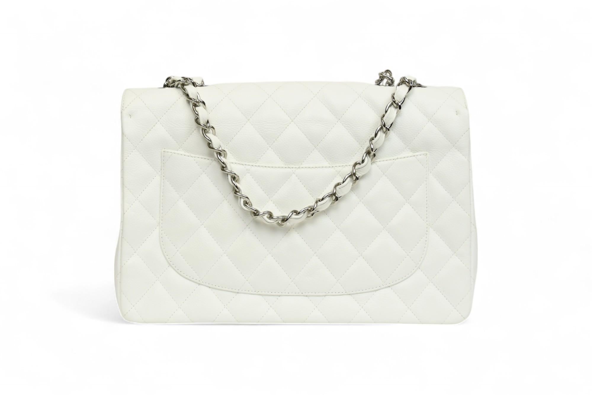 Chanel - Sac classique à rabat en cuir blanc caviar matelassé  Quincaillerie en argent en vente 1
