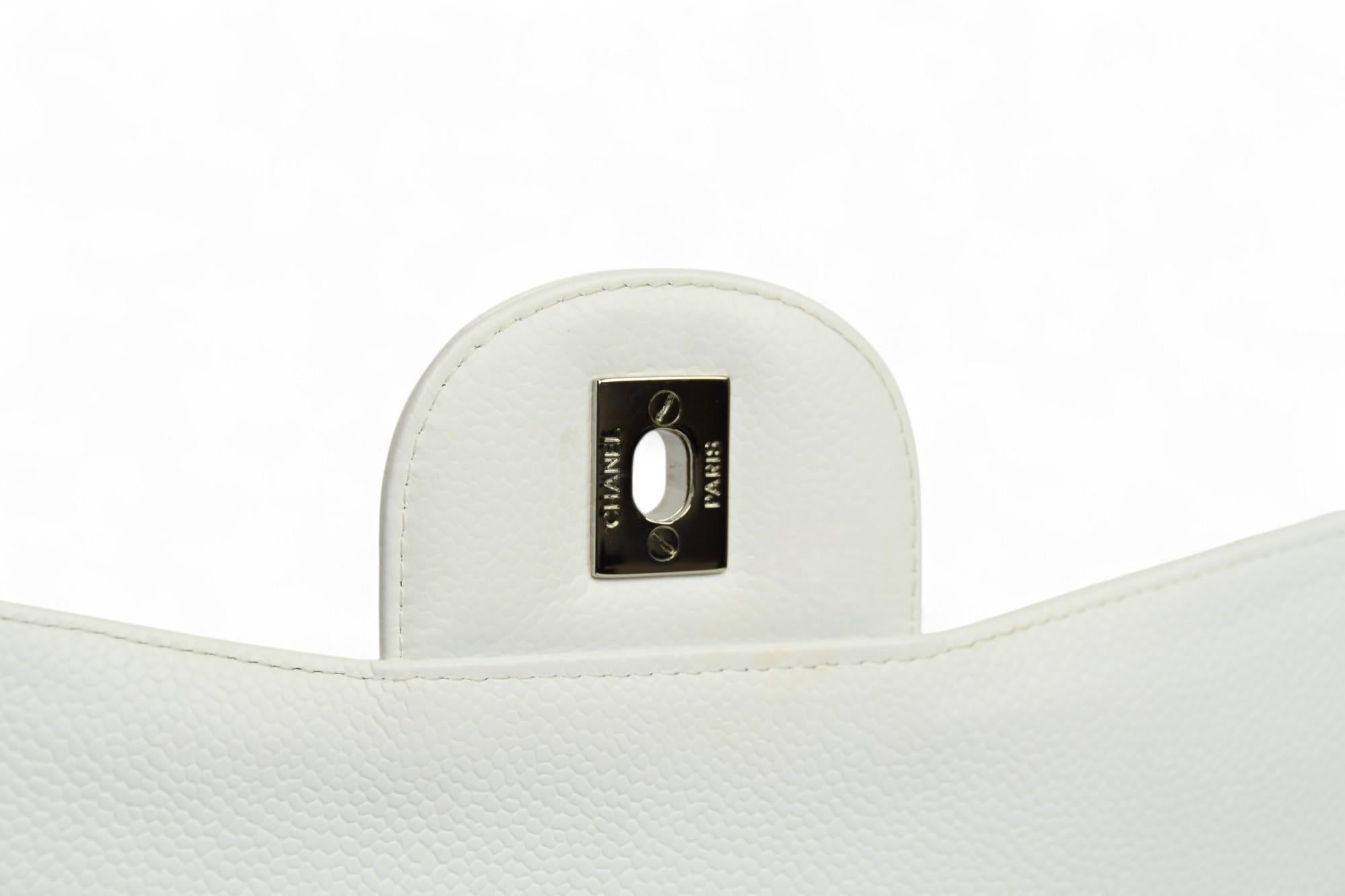 Chanel - Sac classique à rabat en cuir blanc caviar matelassé  Quincaillerie en argent en vente 2