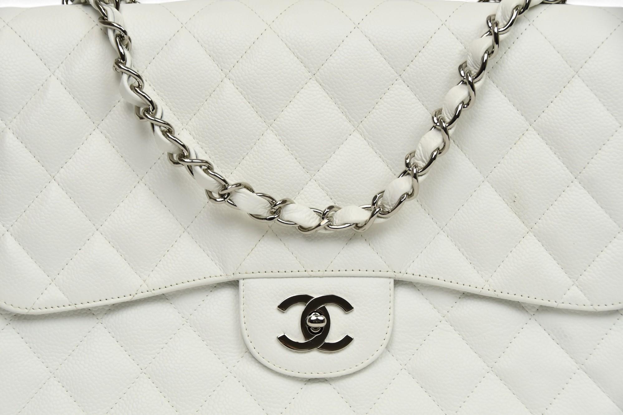 Ce sac à rabat classique Chanel est l'incarnation de l'élégance intemporelle. Il est réalisé dans un luxueux cuir de caviar blanc avec le matelassage de diamants emblématique de la marque. La texture caviar durable renforce la structure et la