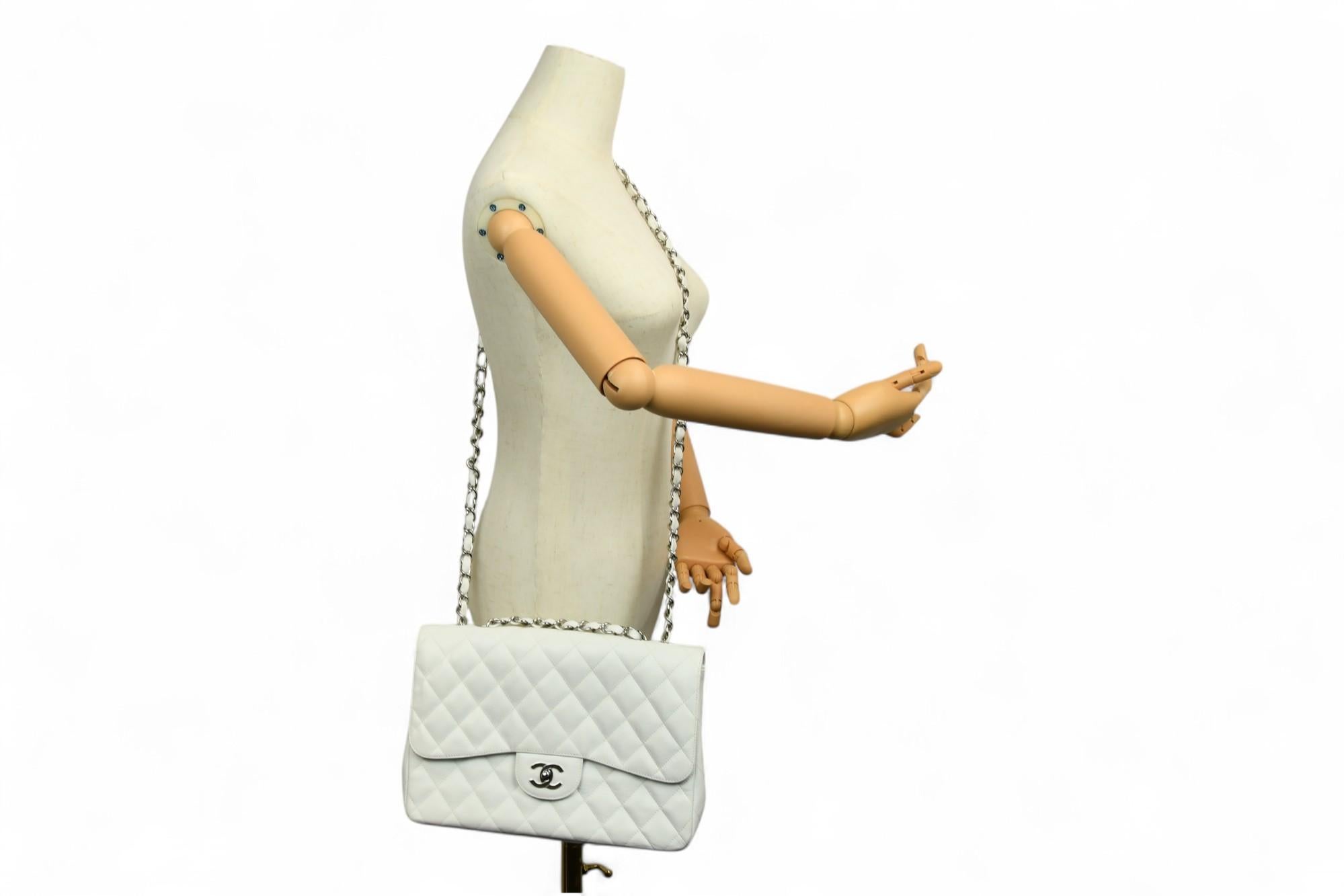 Chanel - Sac classique à rabat en cuir blanc caviar matelassé  Quincaillerie en argent en vente 5
