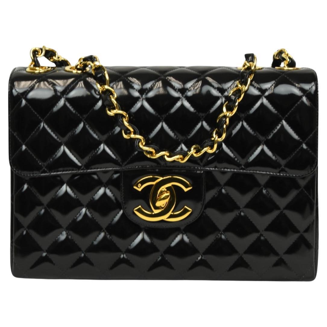 Chanel Borsa Classic Leather con patta in vernice nera  Hardware d'oro in vendita