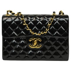 Chanel Borsa Classic Leather con patta in vernice nera  Hardware d'oro