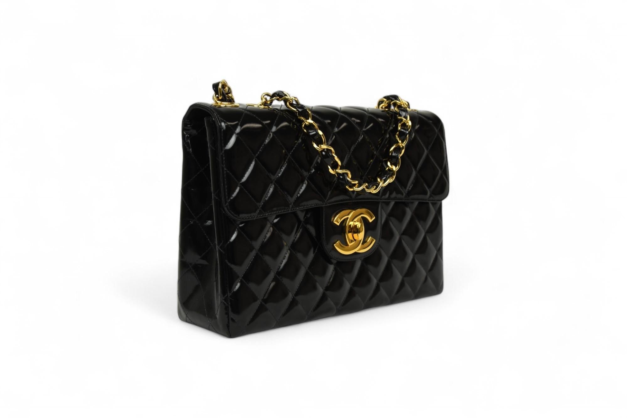 Chanel Borsa Classic Leather con patta in vernice nera  Hardware d'oro In condizioni buone in vendita a West Hartford, CT