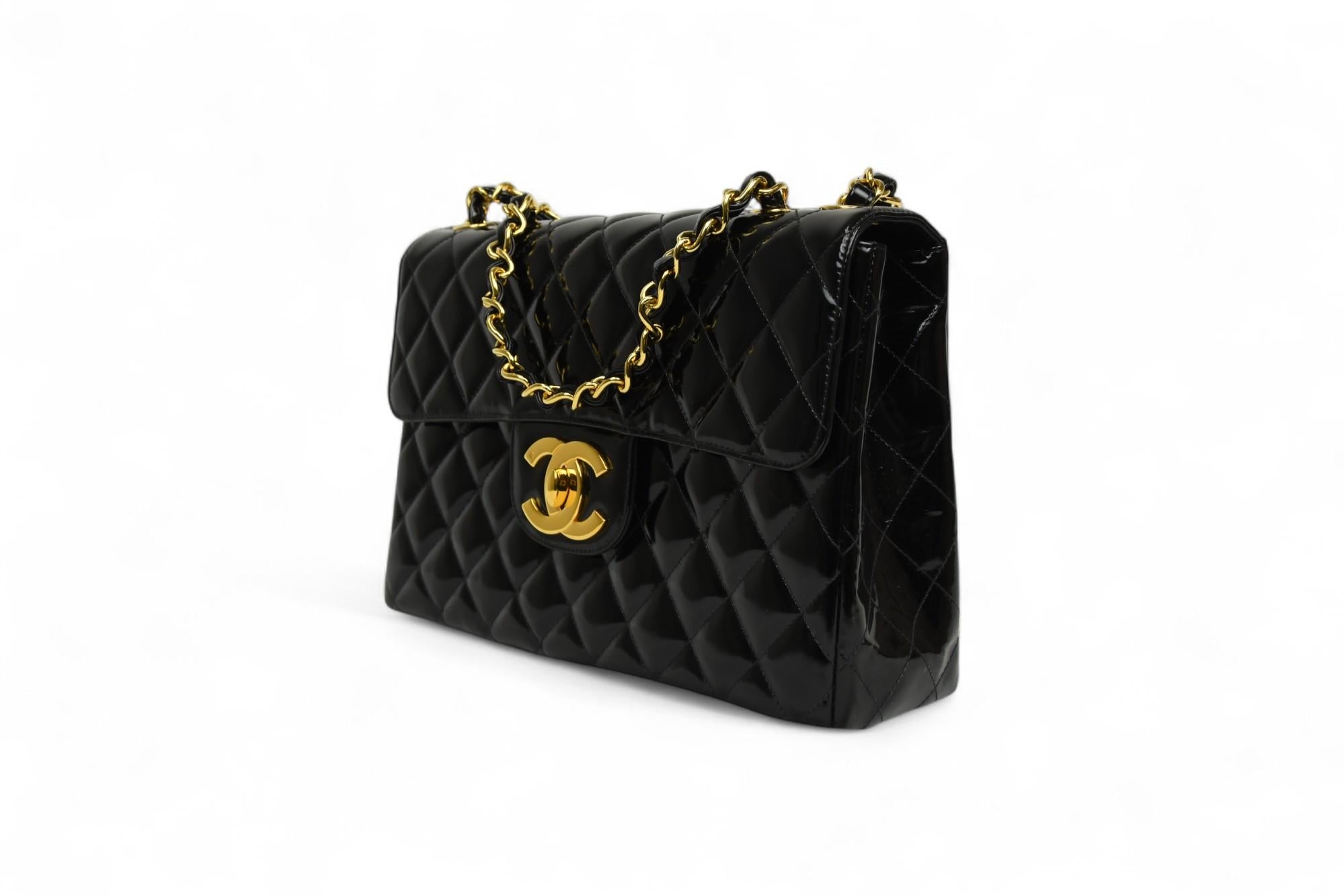 Donna Chanel Borsa Classic Leather con patta in vernice nera  Hardware d'oro in vendita