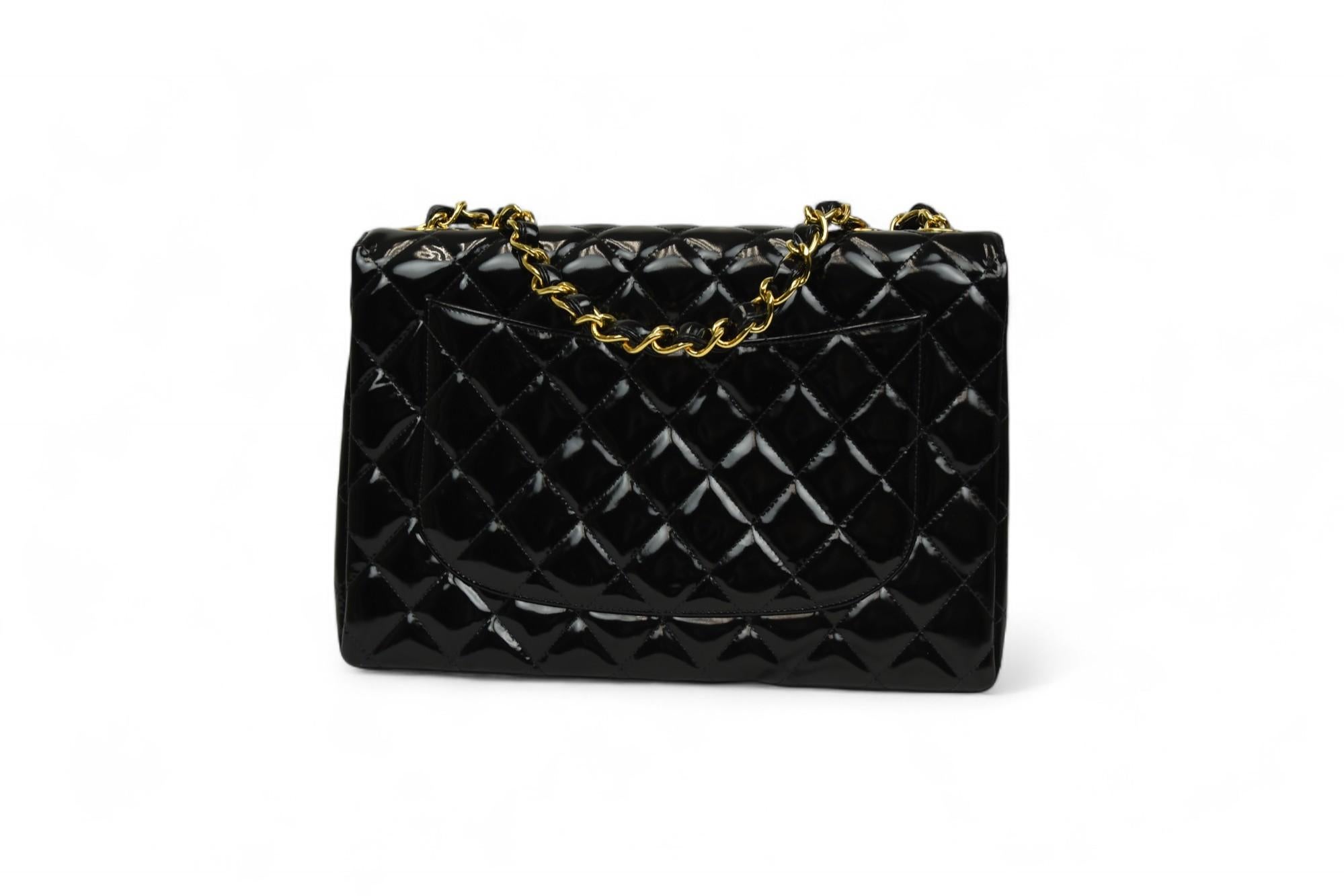 Chanel Borsa Classic Leather con patta in vernice nera  Hardware d'oro in vendita 2
