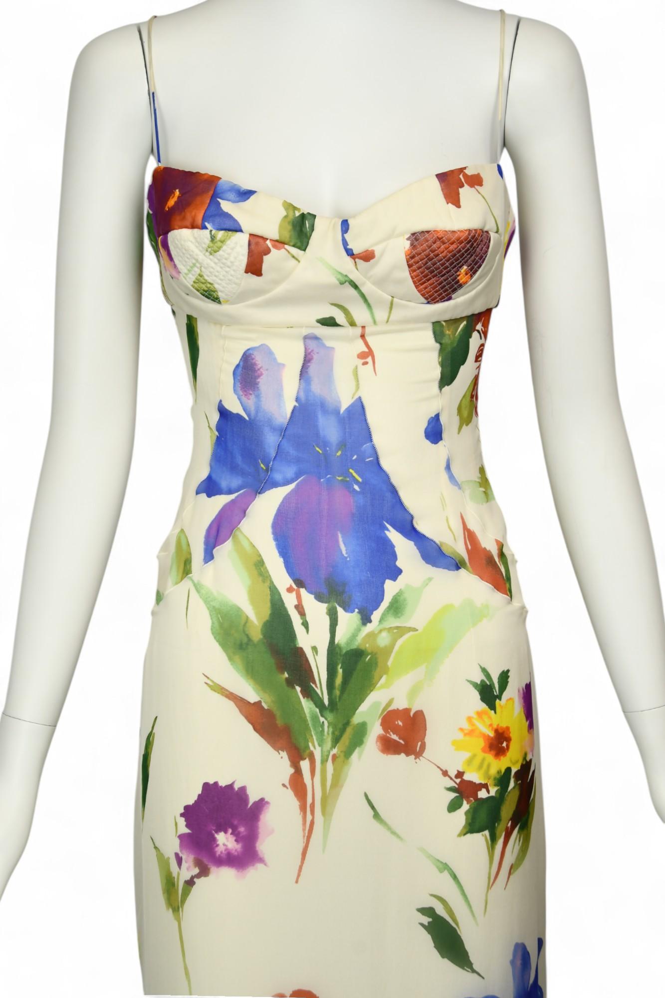 Cette robe Dolce & Gabbana incarne l'élégance sans effort avec sa silhouette fluide en soie et son imprimé floral vibrant. Dotée d'un corsage bustier structuré avec un léger padding et de fines bretelles réglables, cette robe de longueur maxi épouse