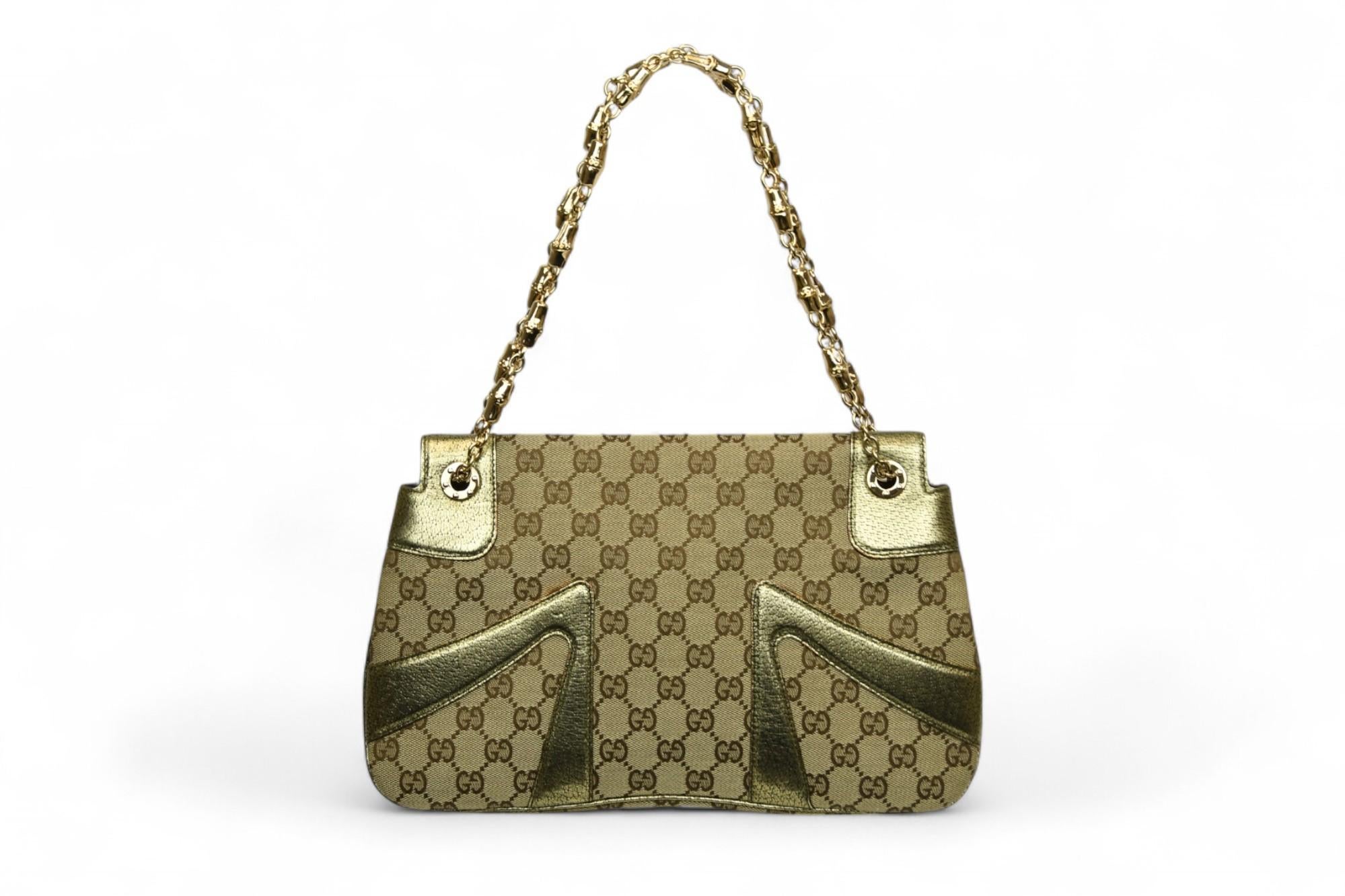 Pièce marquante de l'ère Tom Ford chez Gucci, ce sac à bandoulière en toile GG incarne le glamour du début des années 2000. Le monogramme emblématique est accentué par des panneaux en cuir doré métallique audacieux et une sangle en chaîne dorée