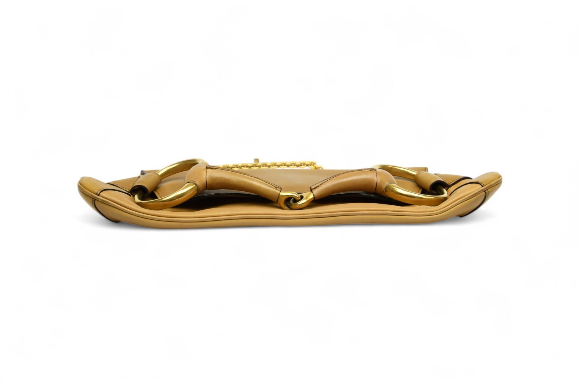Marron Gucci - Pochette à mors en cuir camel avec chaîne  Quincaillerie en or en vente