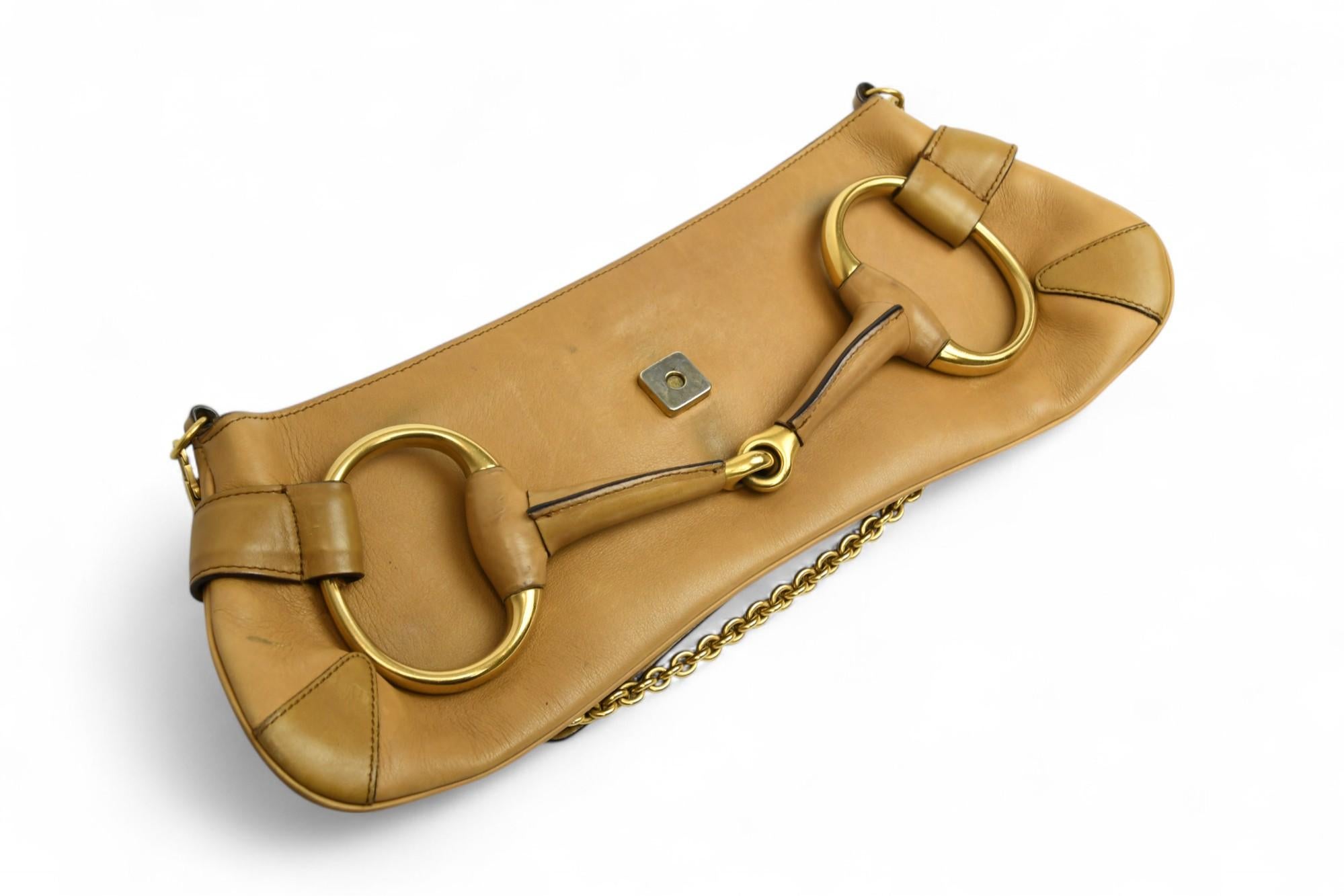Gucci - Pochette à mors en cuir camel avec chaîne  Quincaillerie en or État moyen - En vente à West Hartford, CT