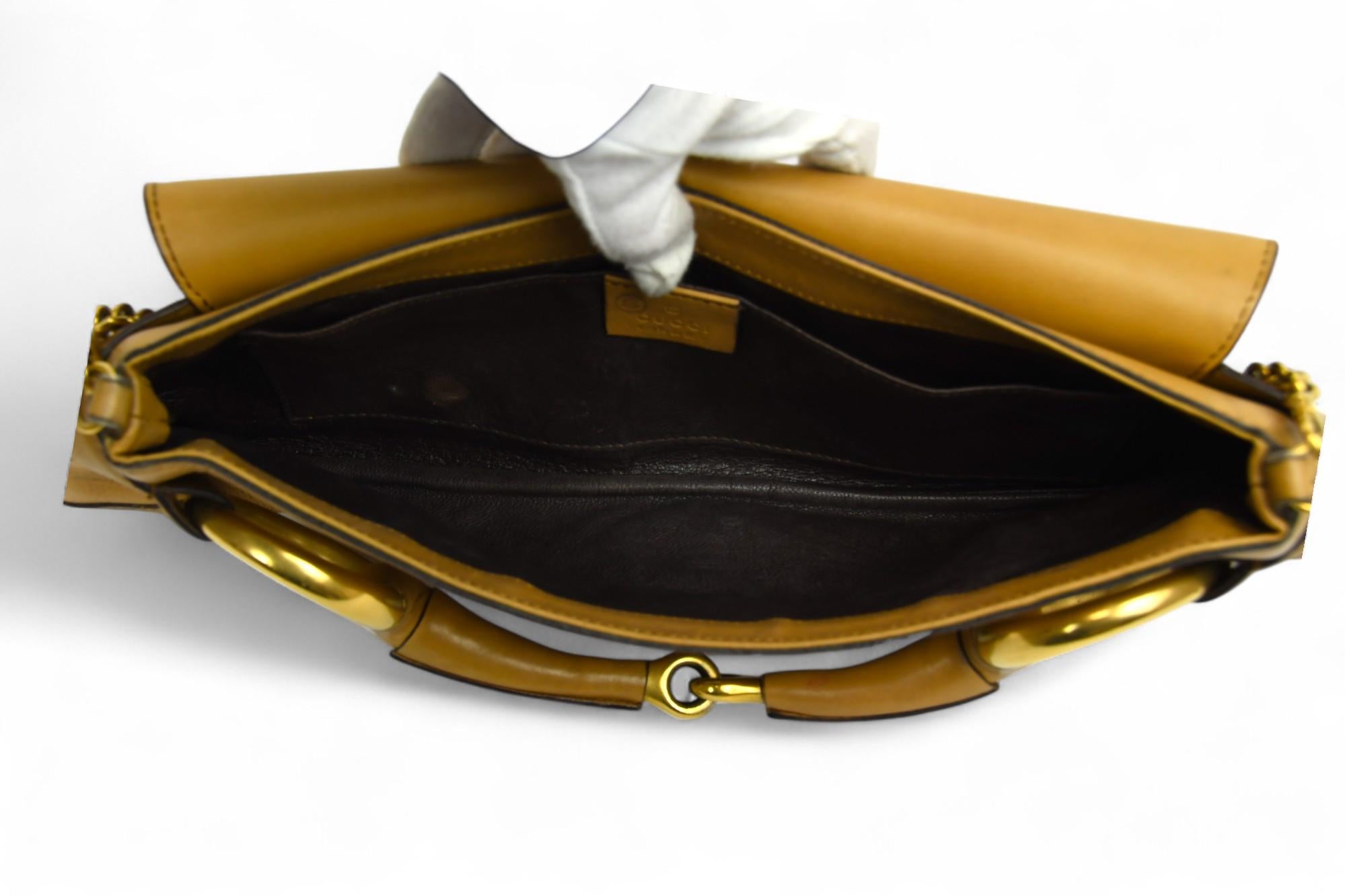 Gucci - Pochette à mors en cuir camel avec chaîne  Quincaillerie en or Pour femmes en vente