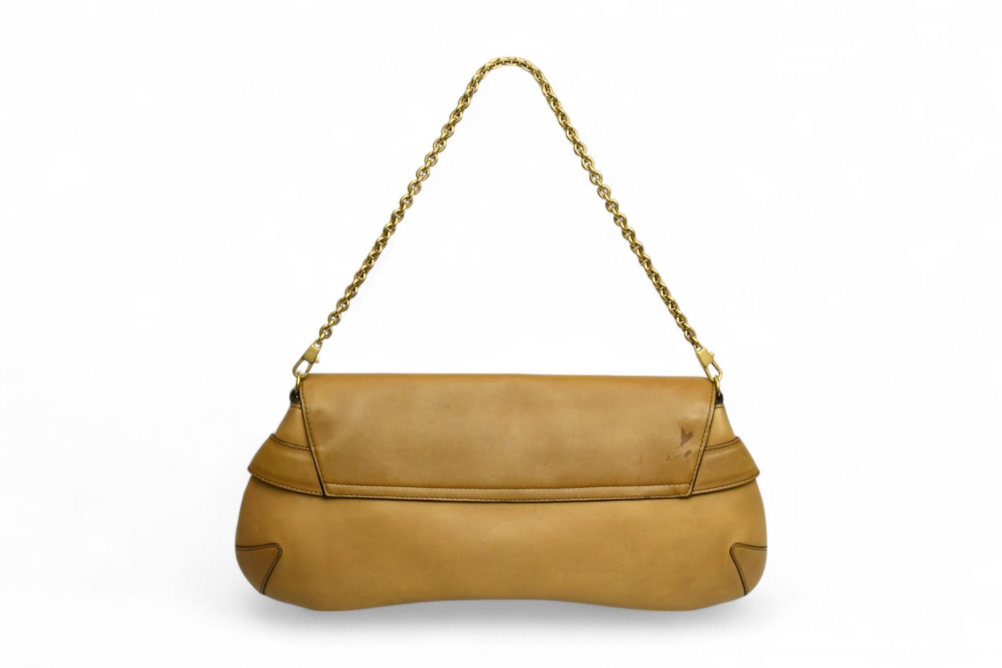 Cette pochette Gucci allie l'élégance équestre intemporelle à la modernité. Elle est réalisée en cuir camel et ornée de l'emblématique mors de cheval en métal poli de couleur Icone. La silhouette élancée est complétée par une bandoulière amovible en