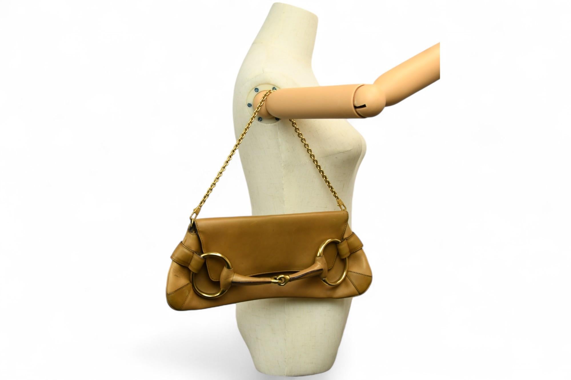Gucci - Pochette à mors en cuir camel avec chaîne  Quincaillerie en or en vente 1