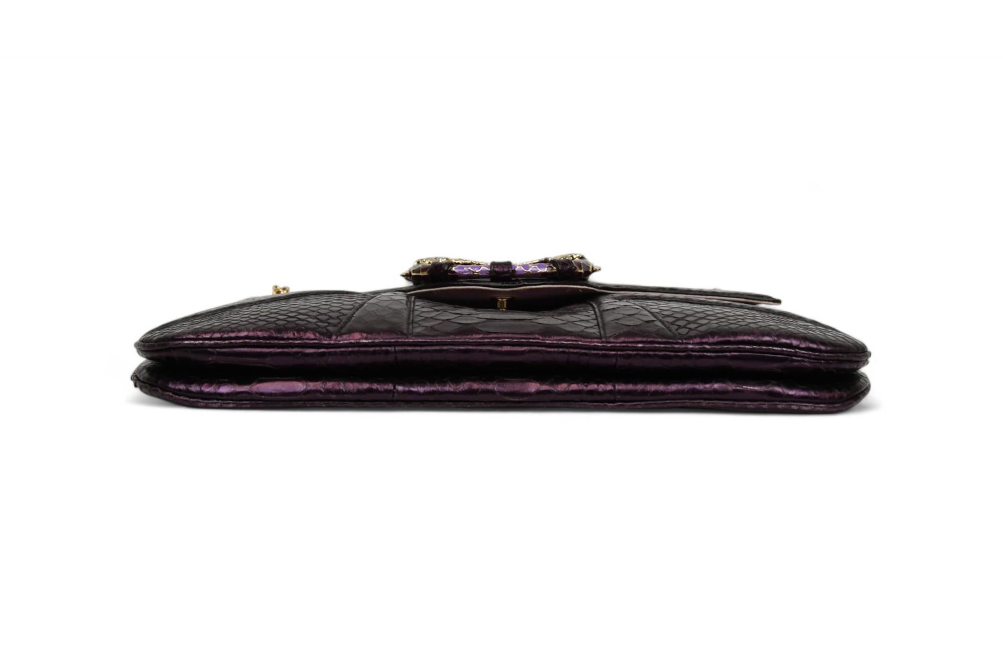 Gucci FW 2004 Tom Ford Pochette en python gaufré  Pourpre métallique Excellent état - En vente à West Hartford, CT