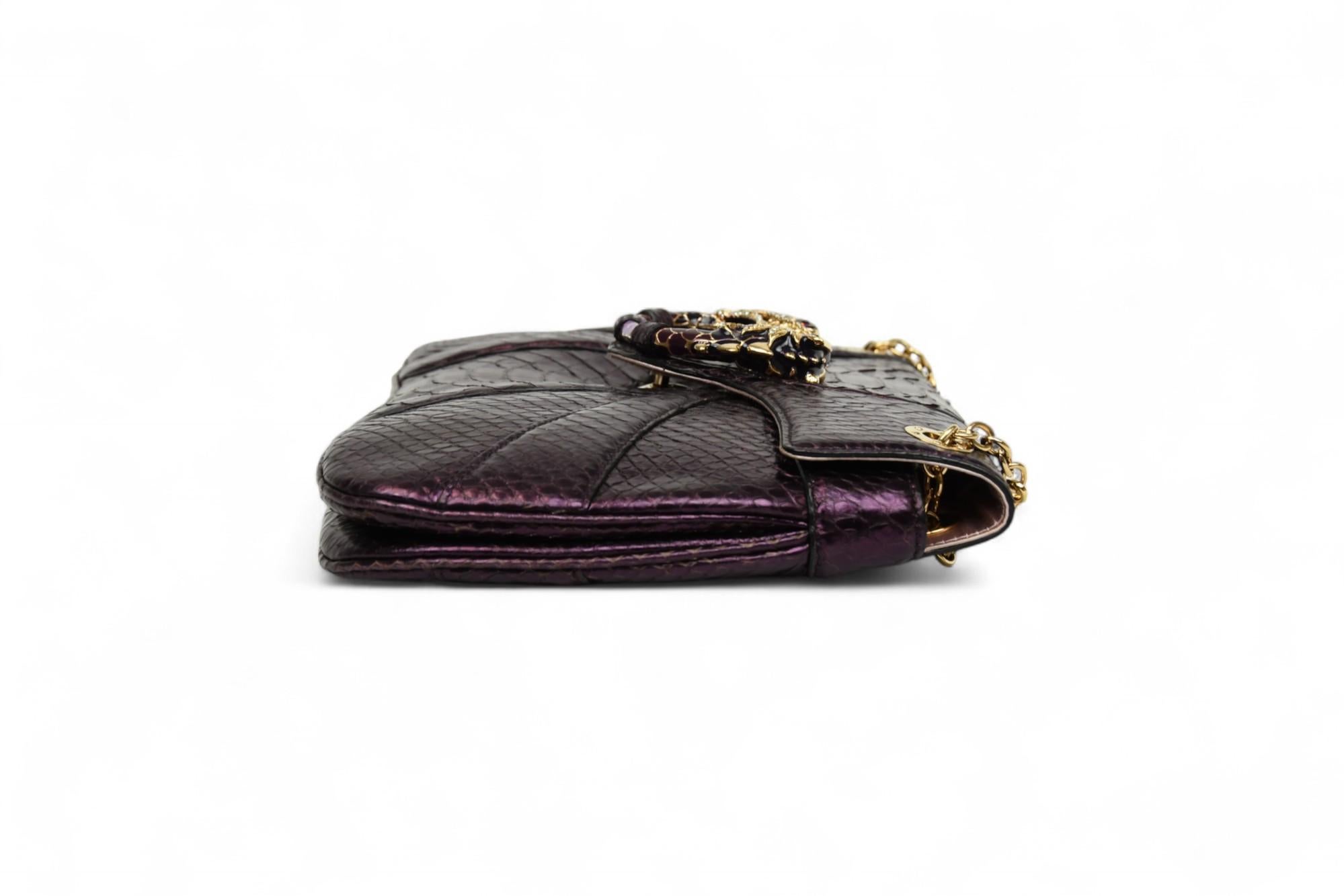 Gucci FW 2004 Tom Ford Pochette en python gaufré  Pourpre métallique en vente 1