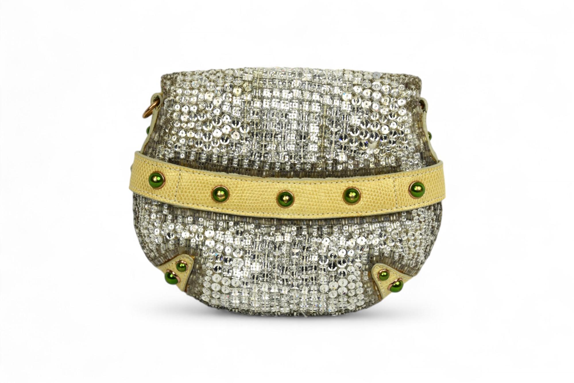 Pièce ultra rare du défilé de la collection Automne/Hiver 2004 de Tom Ford pour Gucci, ce mini-sac à l'embellissement complexe est orné de paillettes argentées appliquées à la main et d'accents de cuir jaune à la texture exotique. La caractéristique