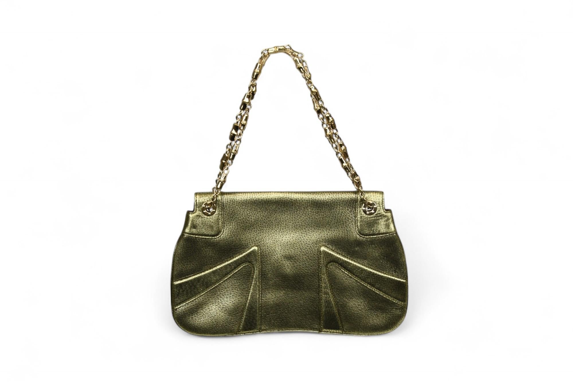 Ce sac à bandoulière en cuir olive métallisé, issu de la collection iconique automne/hiver 2004 de Tom Ford pour Gucci, capture le glamour audacieux de l'époque. Conçue dans une silhouette sculpturale avec de spectaculaires plis cousus, elle est