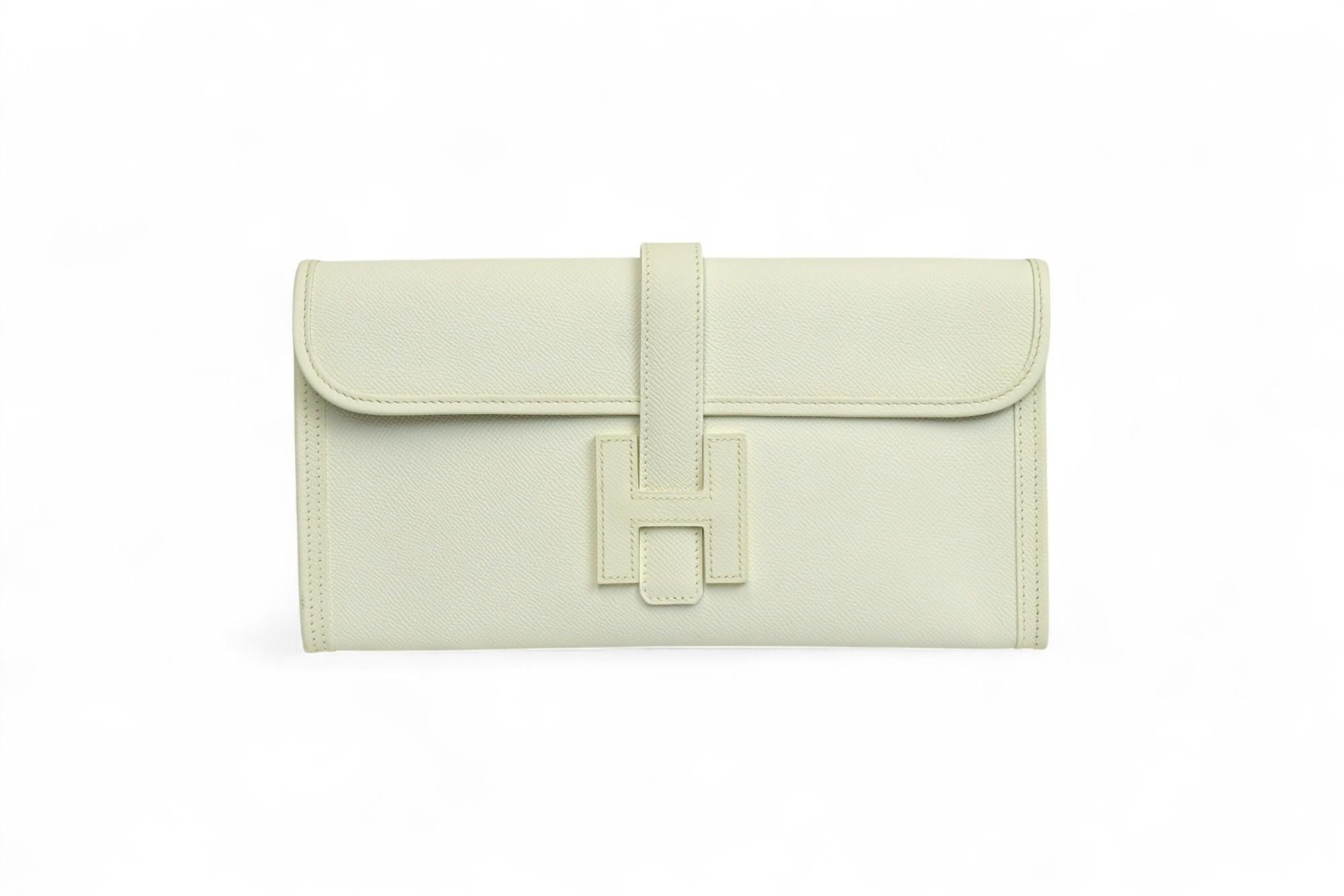 Die aus dem für Hermès typischen Béton Epsom Leder gefertigte Jige Elan 29 Clutch ist der Inbegriff schlichter Eleganz. Dieses schlanke Design im Umschlagstil verfügt über den kultigen H
