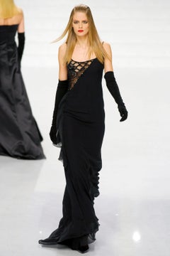Robe de soirée Valentino automne-hiver 2006 RARE, issue du défilé, avec empiècements en maille sur les côtés et ornée de paillettes