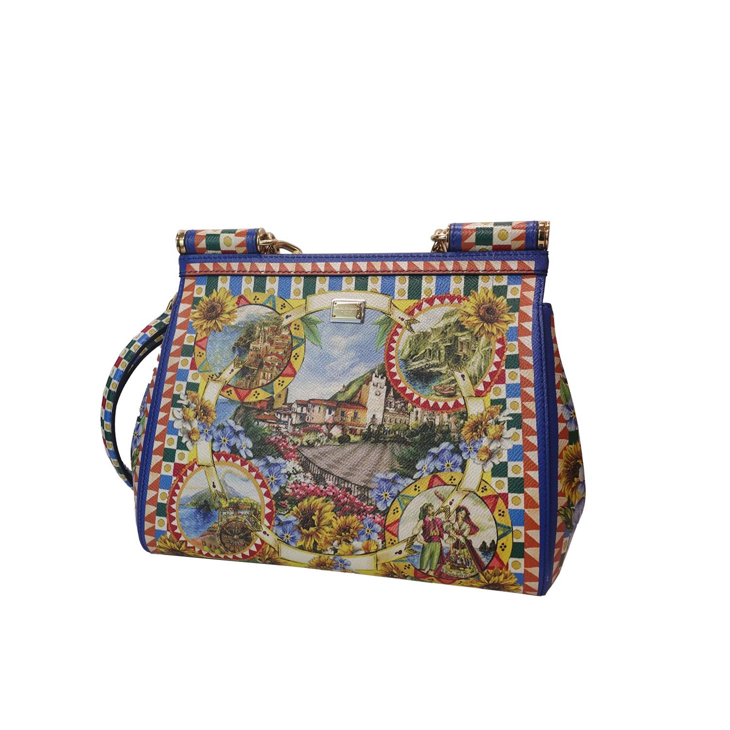 Célébrez le charme vibrant de l'Italie avec ce grand sac Miss Sicily de Dolce & Gabbana, dont l'imprimé multicolore présente des fleurs et des motifs siciliens traditionnels. Confectionné en cuir avec des accessoires dorés, il est doté d'une